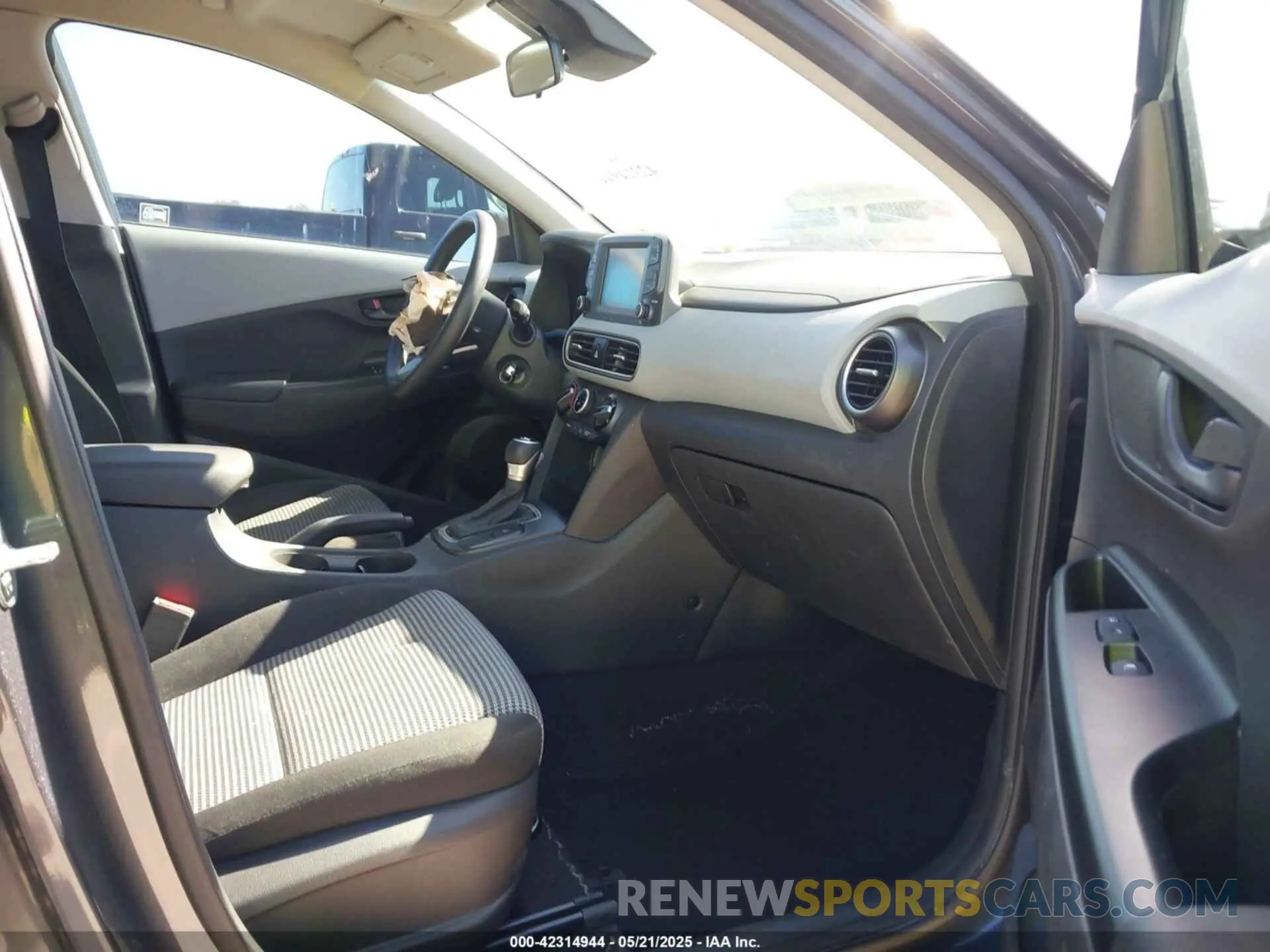 5 Photograph of a damaged car KM8K12AA0MU611701 HYUNDAI KONA 2021