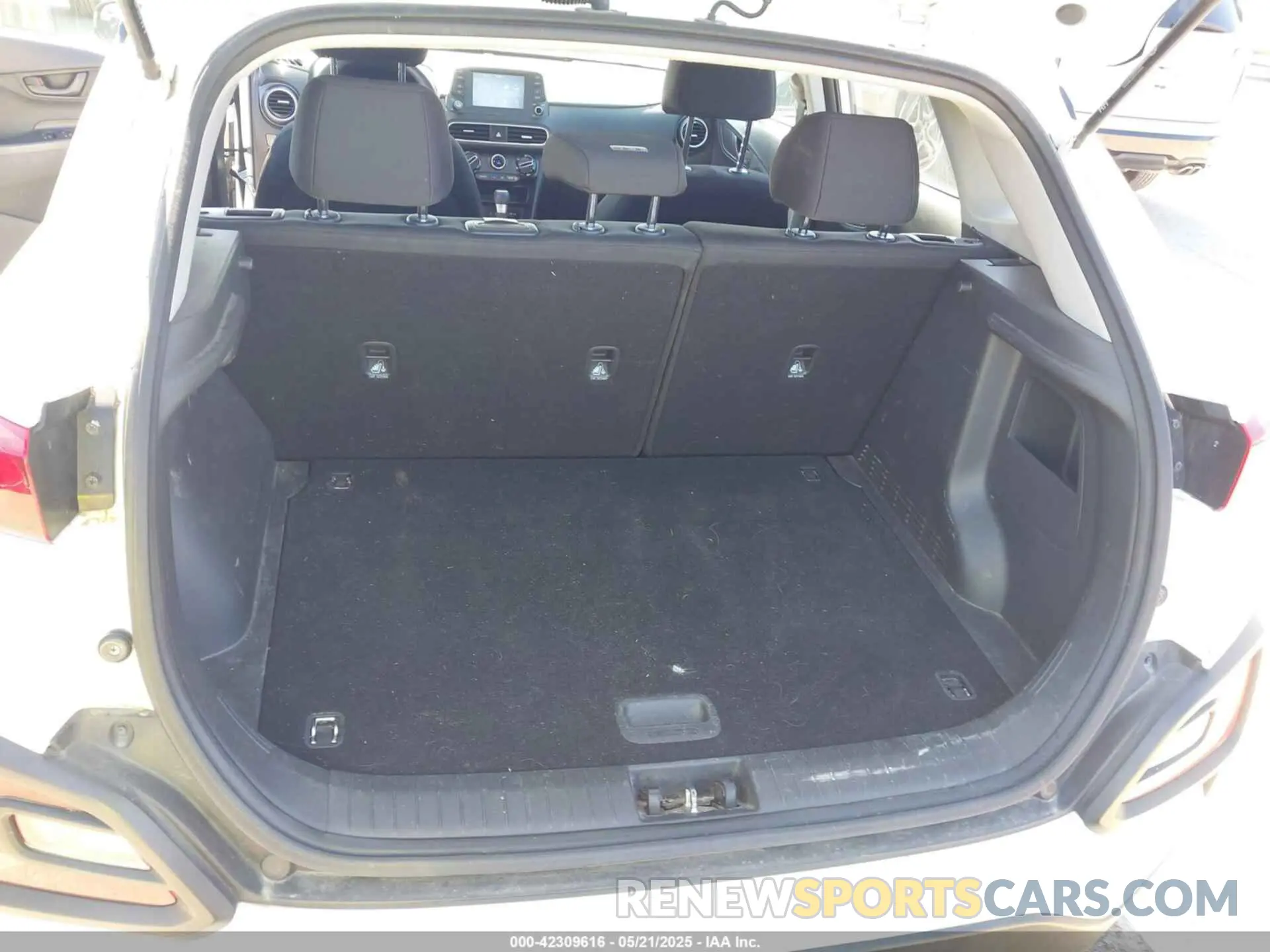 17 Photograph of a damaged car KM8K12AA8MU752287 HYUNDAI KONA 2021