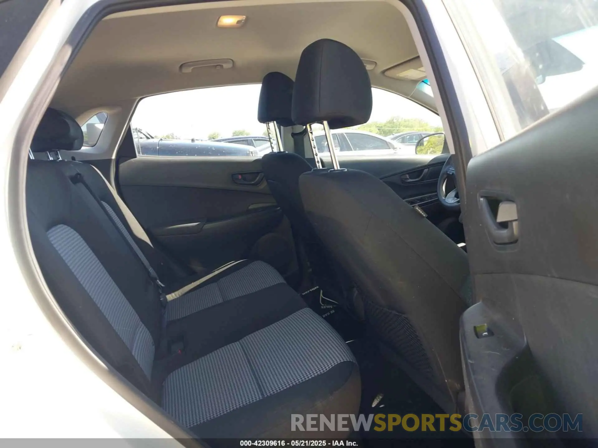 8 Photograph of a damaged car KM8K12AA8MU752287 HYUNDAI KONA 2021