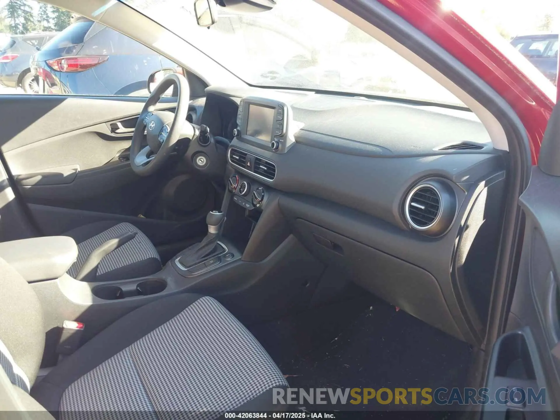 5 Photograph of a damaged car KM8K1CAA8MU685132 HYUNDAI KONA 2021