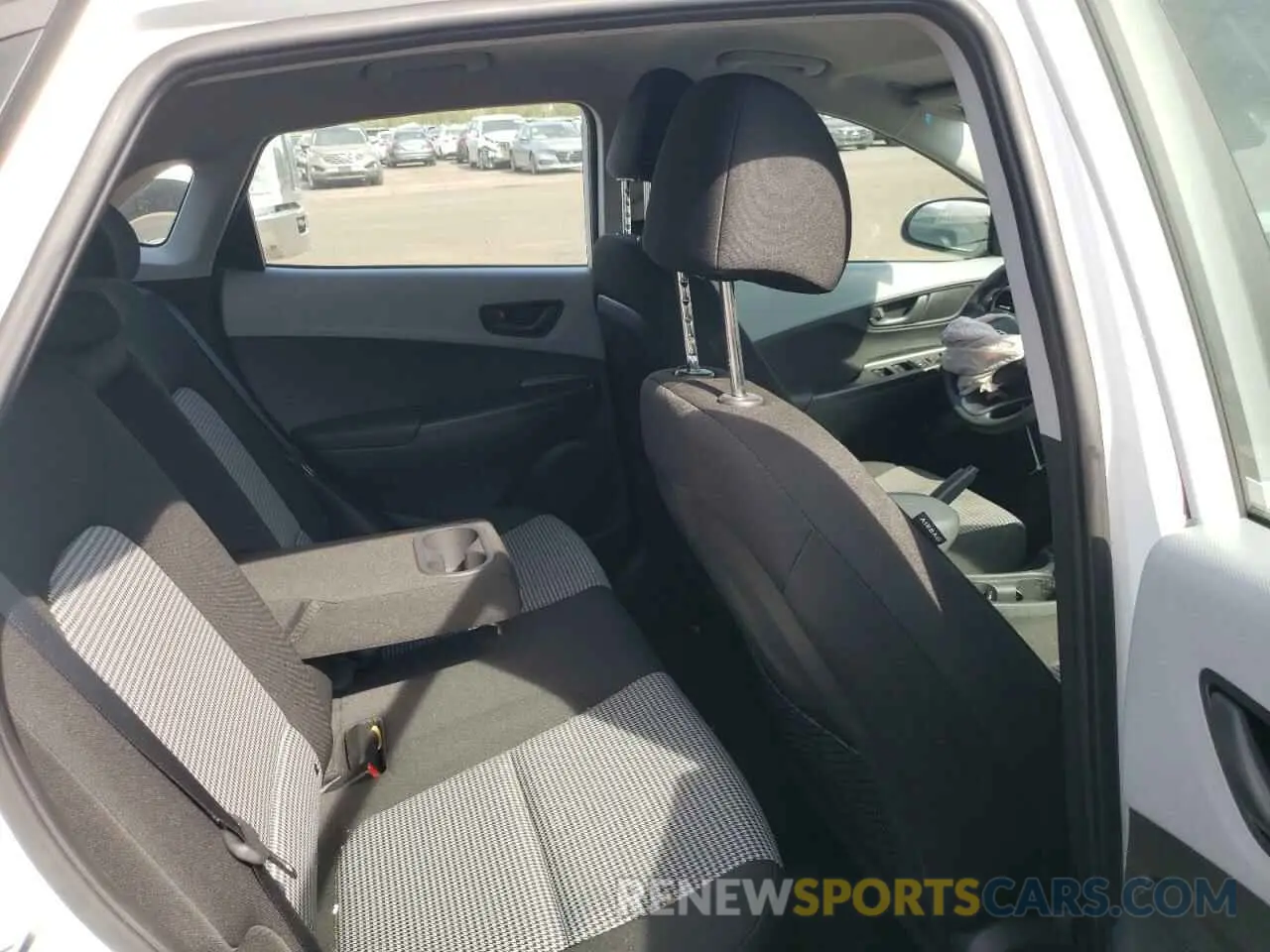 10 Photograph of a damaged car KM8K1CAAXMU746447 HYUNDAI KONA 2021