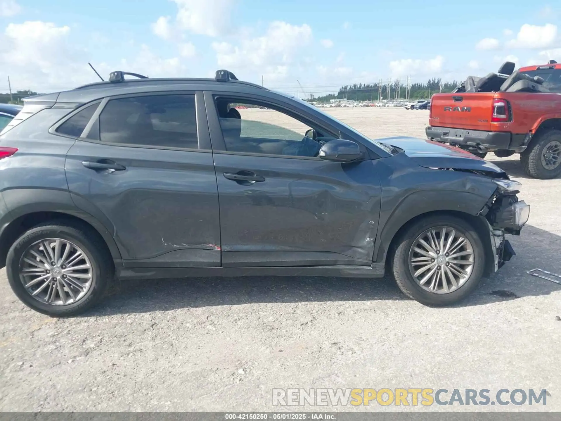 13 Photograph of a damaged car KM8K22AAXMU723290 HYUNDAI KONA 2021