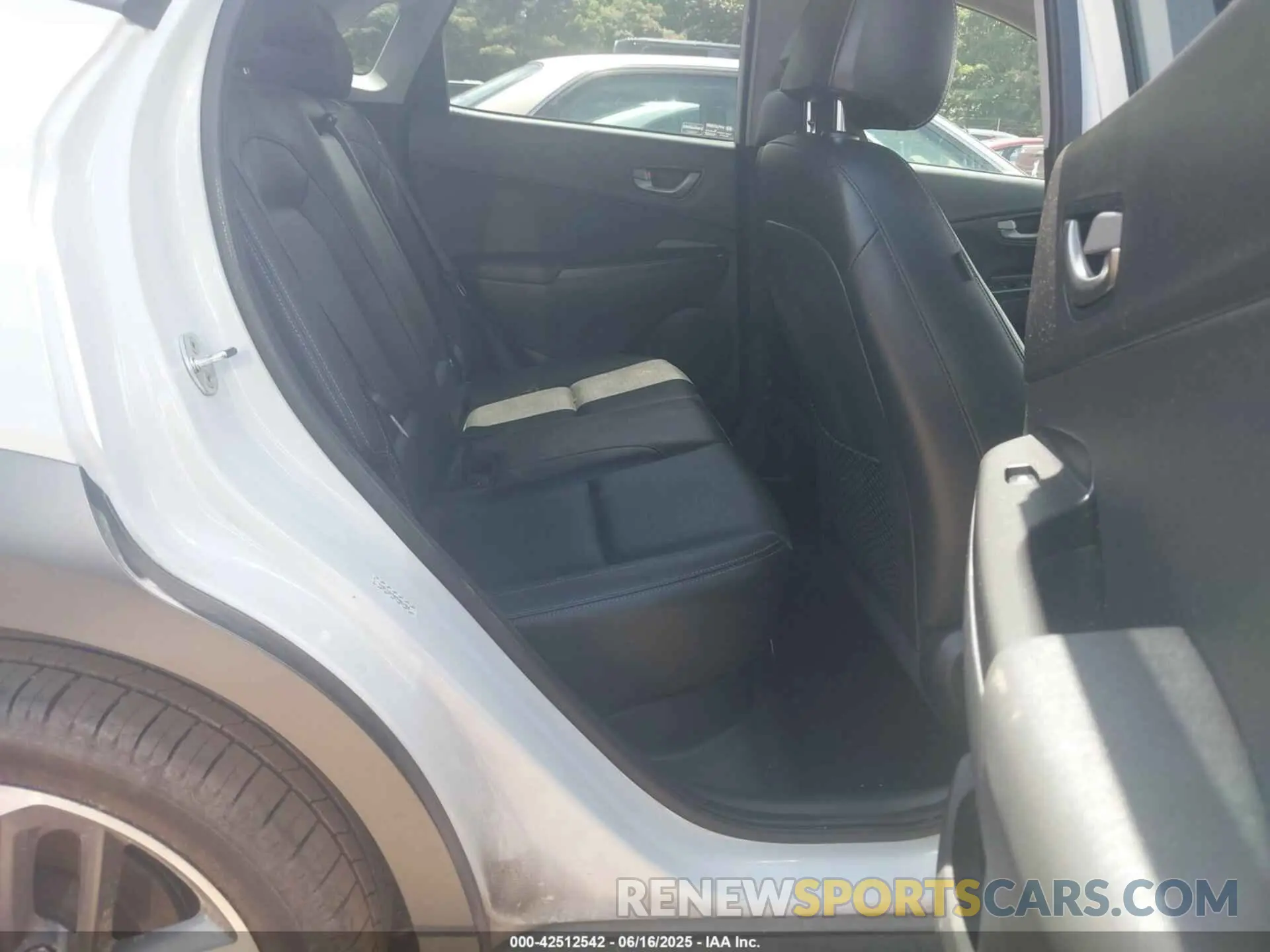 8 Photograph of a damaged car KM8K33A50MU661968 HYUNDAI KONA 2021