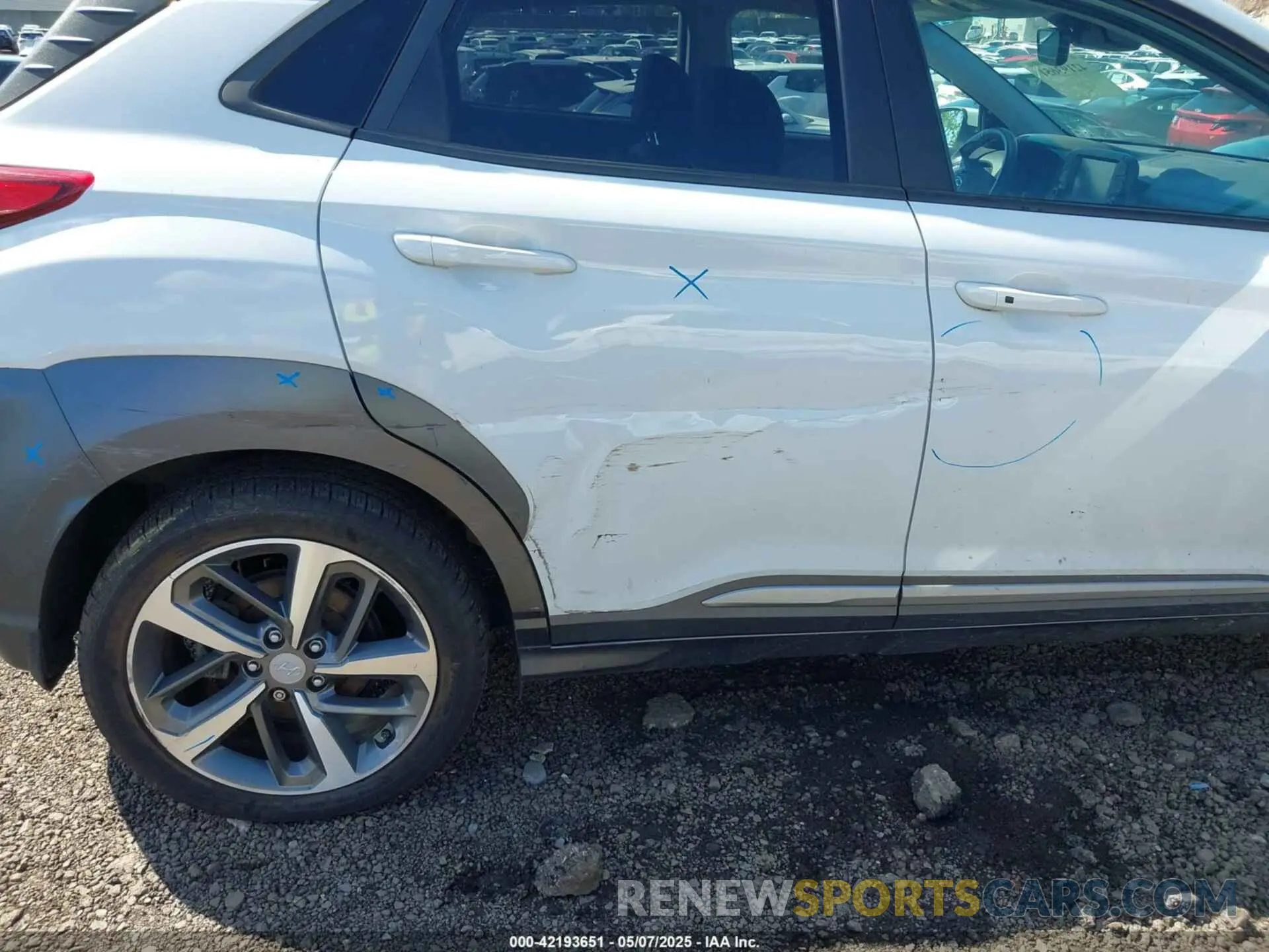 17 Photograph of a damaged car KM8K3CA54MU670544 HYUNDAI KONA 2021