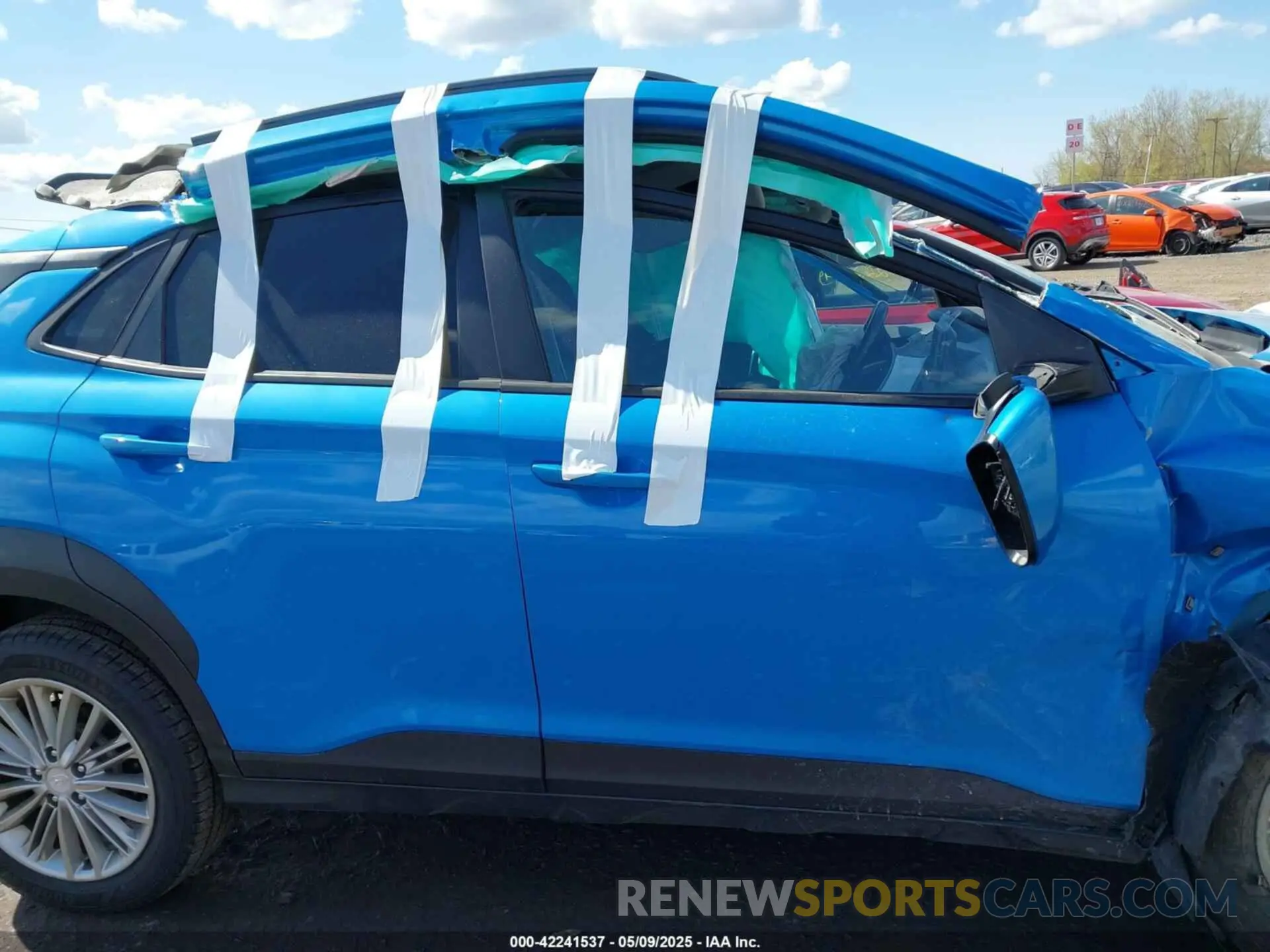 12 Photograph of a damaged car KM8K6CAA2MU621430 HYUNDAI KONA 2021
