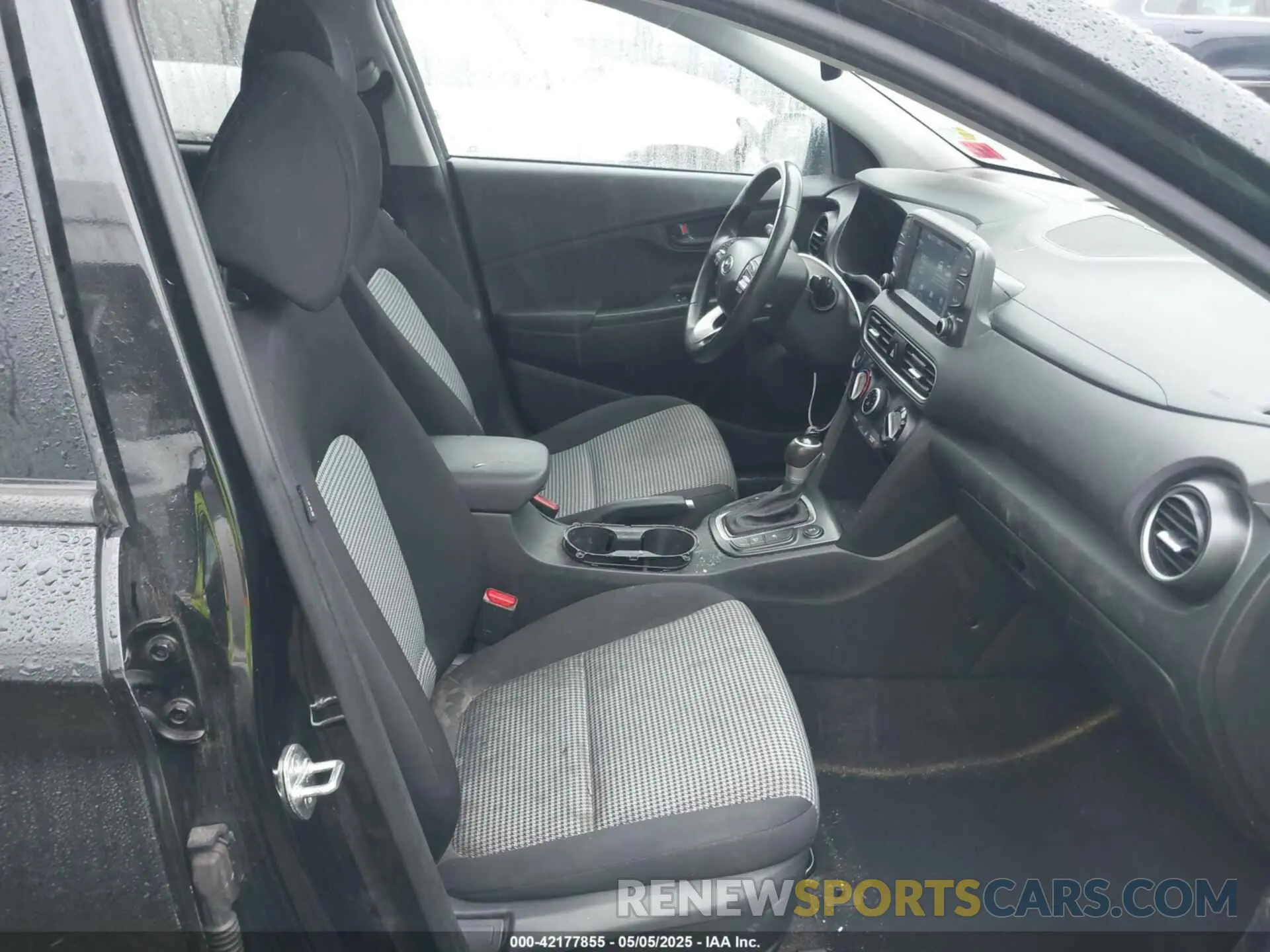 5 Photograph of a damaged car KM8K6CAA3MU682348 HYUNDAI KONA 2021