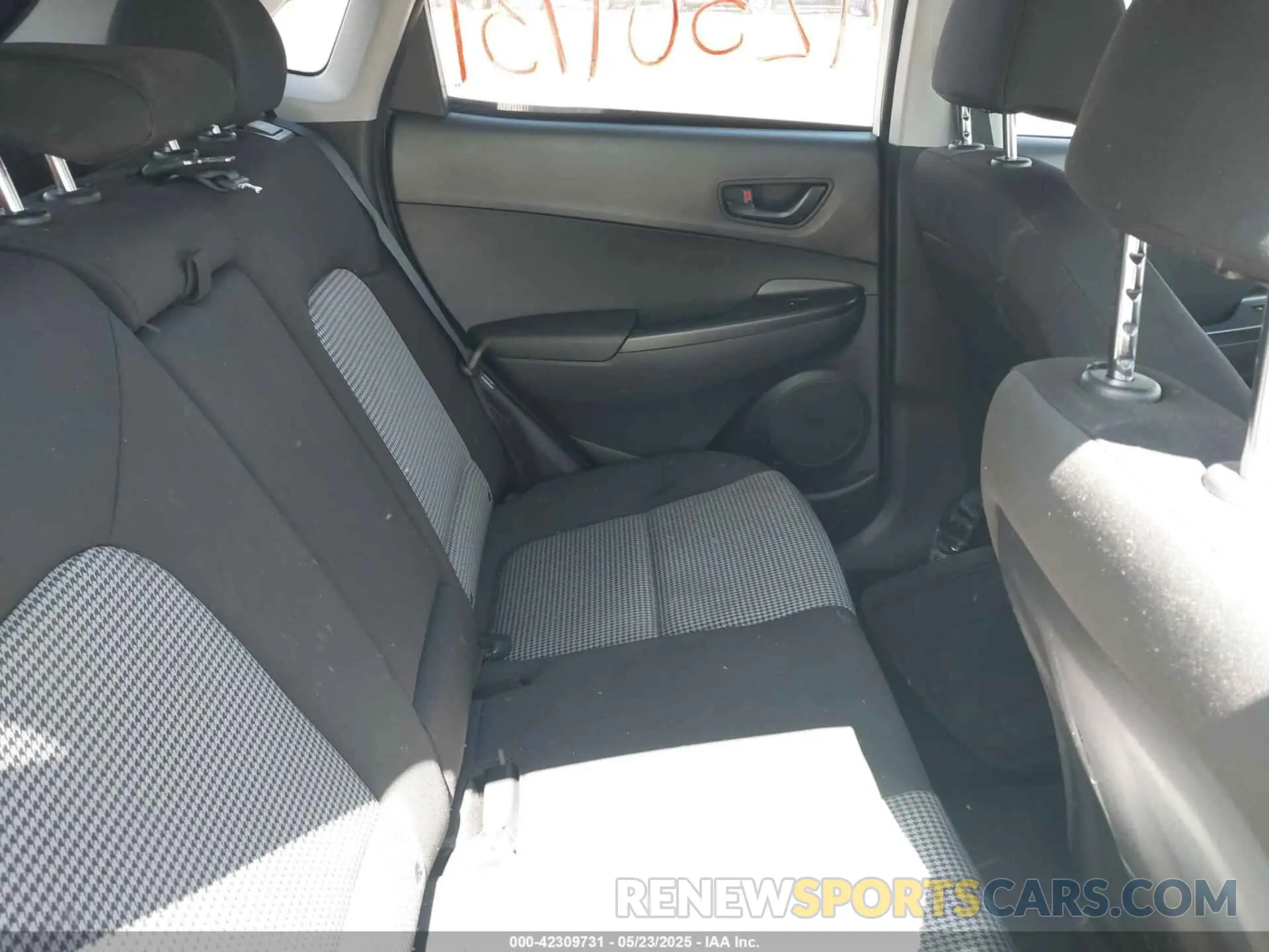 8 Photograph of a damaged car KM8K2CAB1NU825562 HYUNDAI KONA 2022