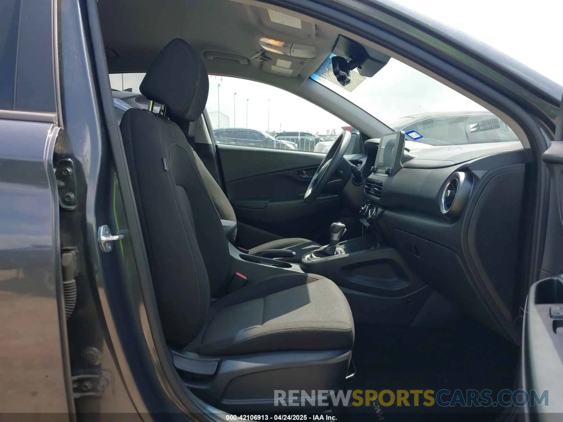 5 Photograph of a damaged car KM8K62AB4NU907624 HYUNDAI KONA 2022