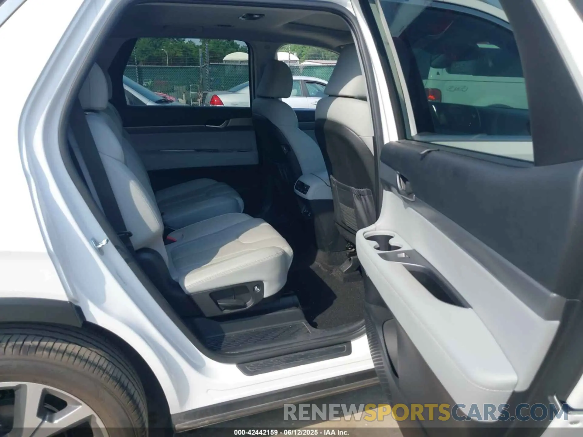8 Photograph of a damaged car KM8R4DHE6LU130506 HYUNDAI PALISADE 2020