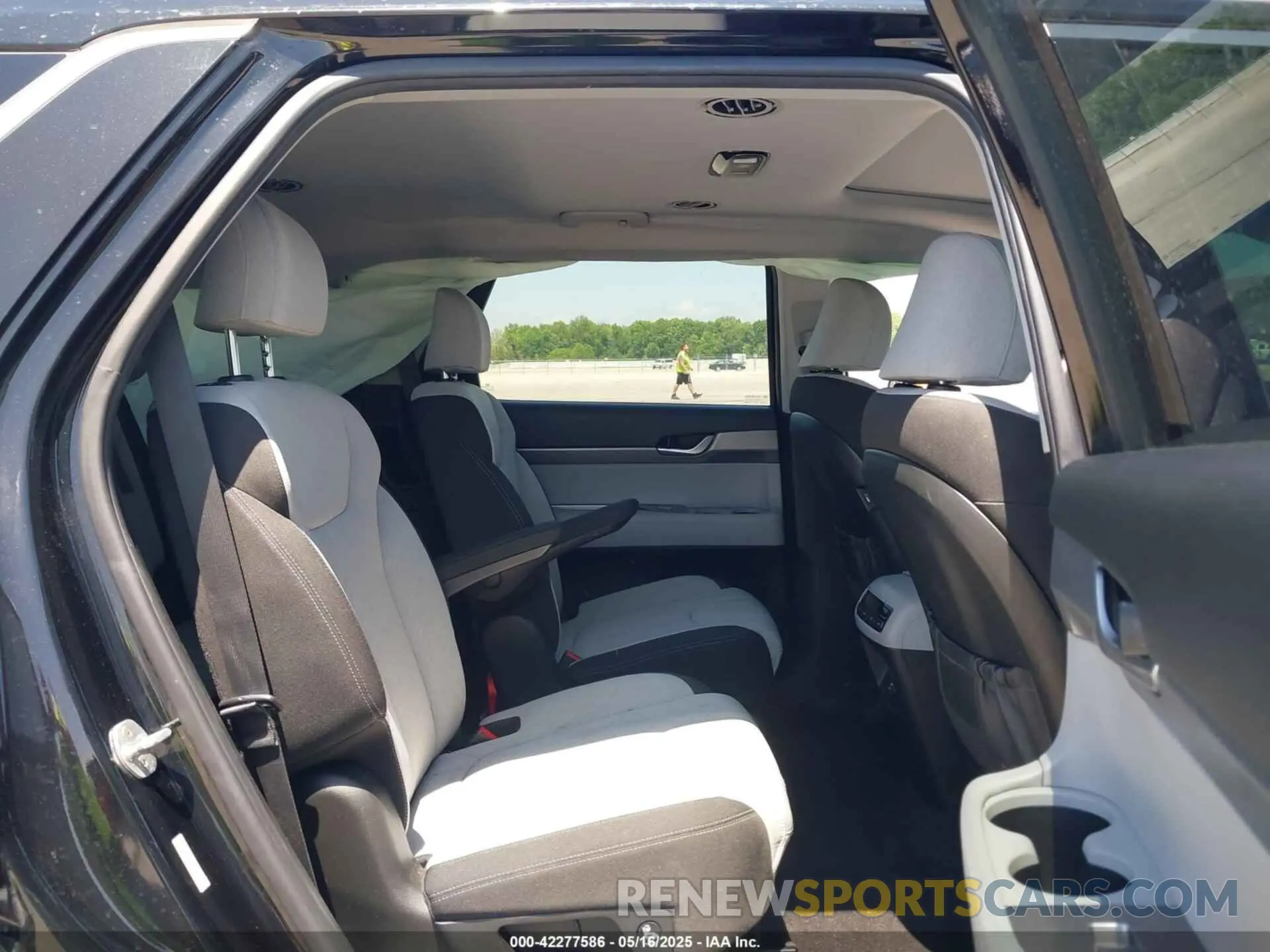 8 Photograph of a damaged car KM8R24HE0MU207572 HYUNDAI PALISADE 2021