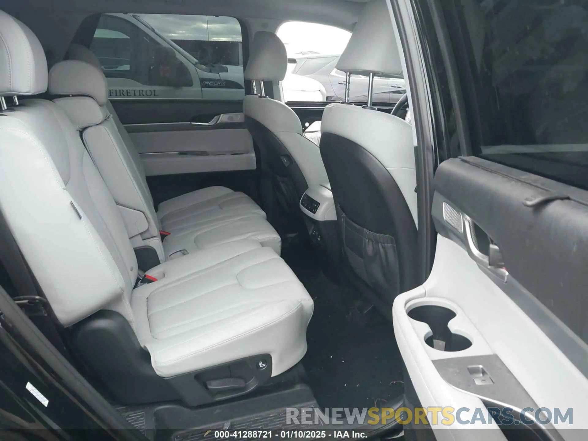 8 Photograph of a damaged car KM8R44GE6PU640295 HYUNDAI PALISADE 2023