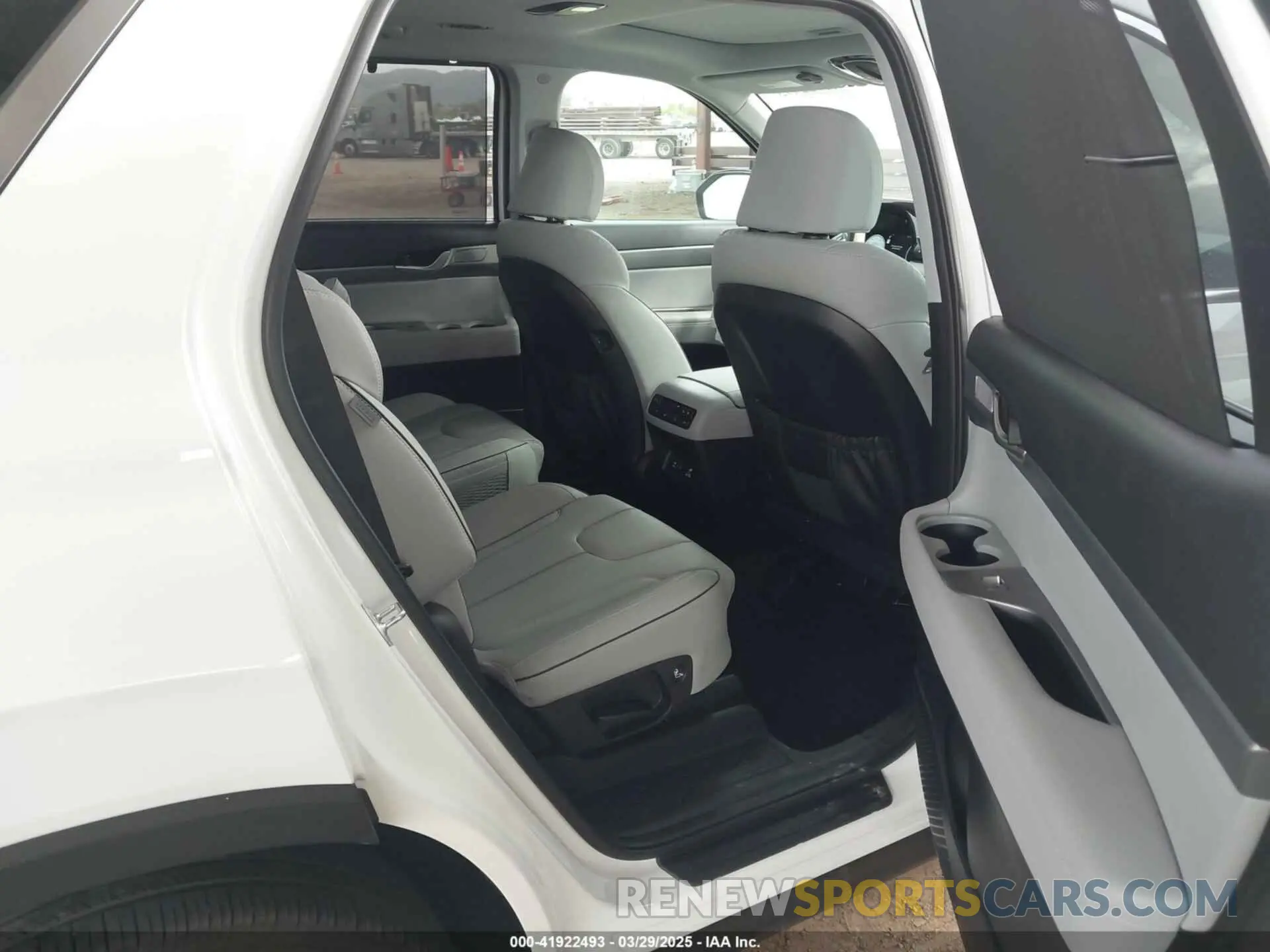 8 Photograph of a damaged car KM8R44GEXPU625427 HYUNDAI PALISADE 2023
