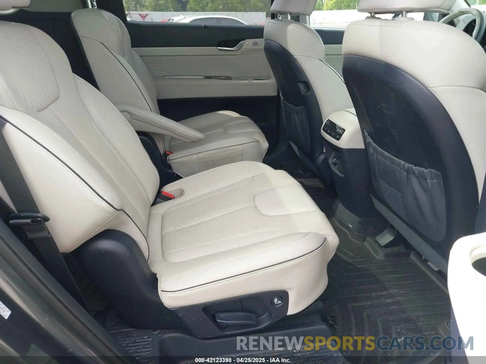 8 Photograph of a damaged car KM8R7DGE8PU558348 HYUNDAI PALISADE 2023