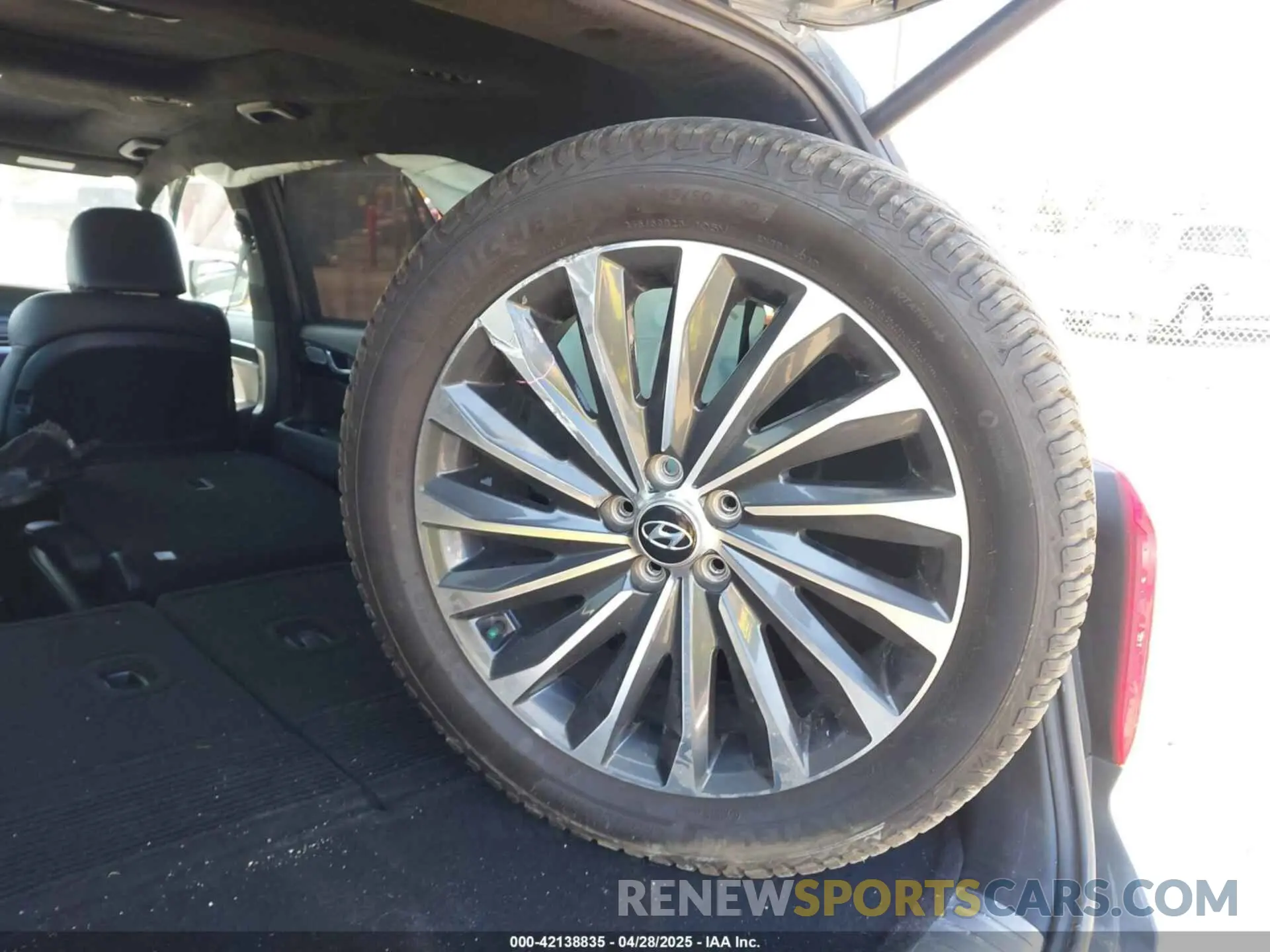 18 Photograph of a damaged car KM8R7DGE9PU591567 HYUNDAI PALISADE 2023