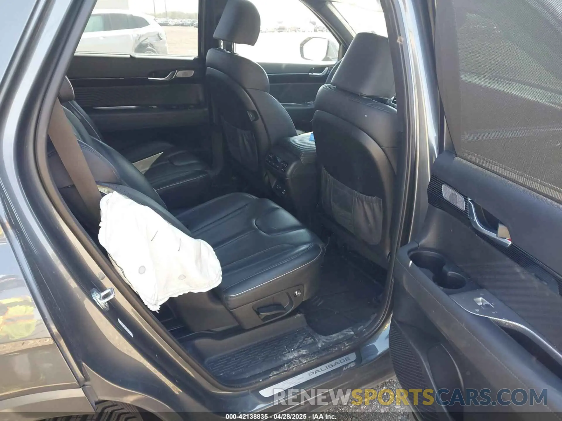 8 Photograph of a damaged car KM8R7DGE9PU591567 HYUNDAI PALISADE 2023