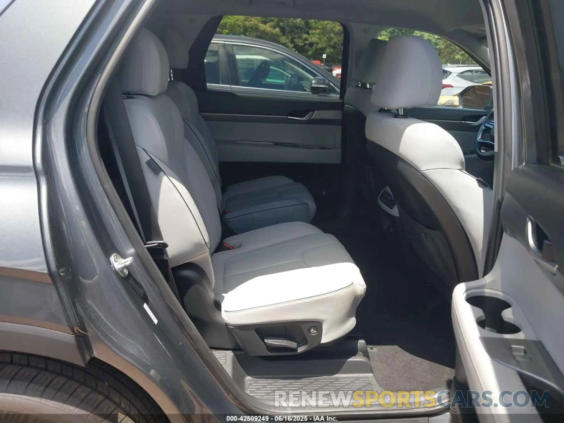 8 Photograph of a damaged car KM8R24GE2RU742301 HYUNDAI PALISADE 2024
