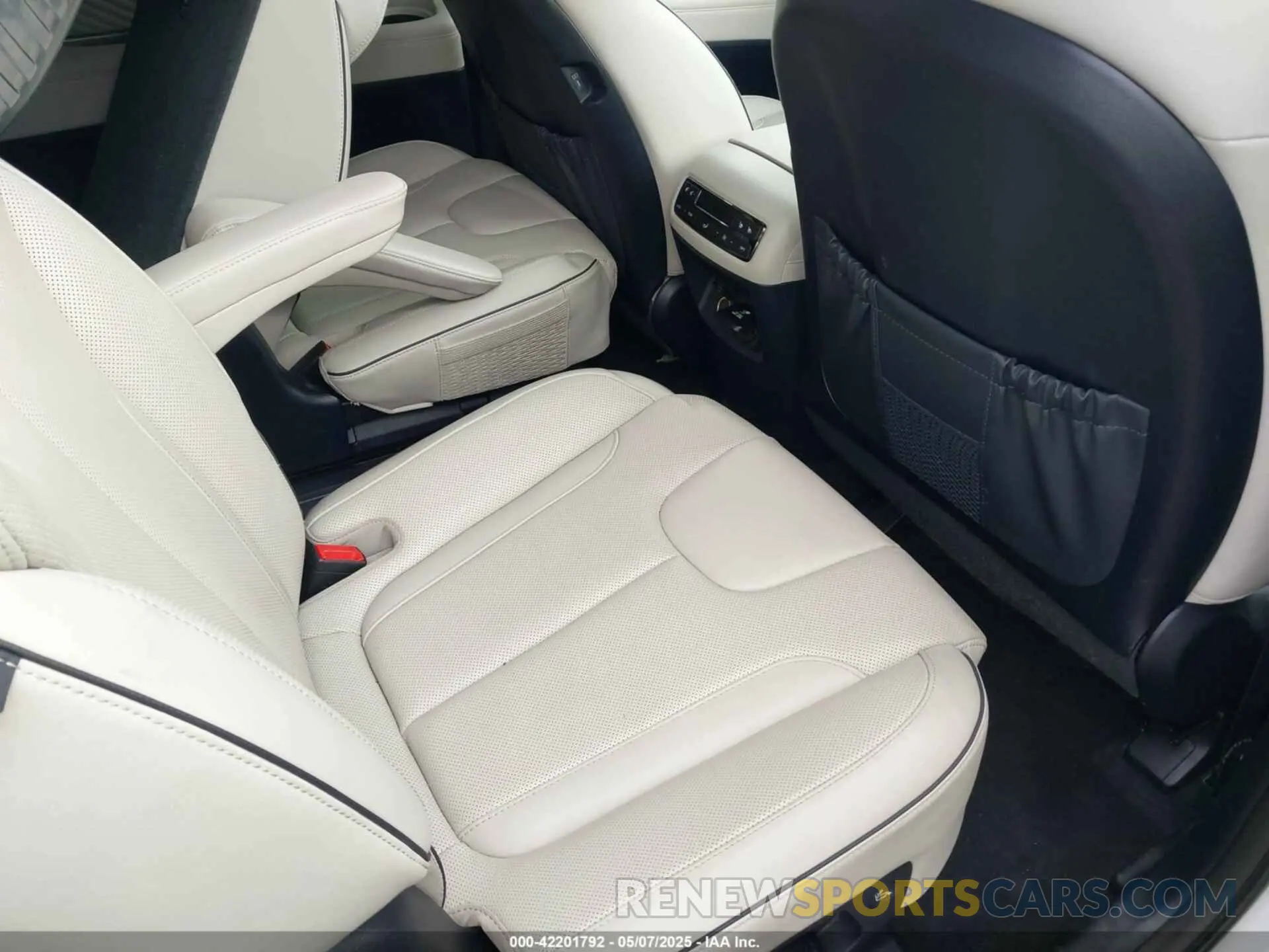 8 Photograph of a damaged car KM8R7DGE7RU711241 HYUNDAI PALISADE 2024