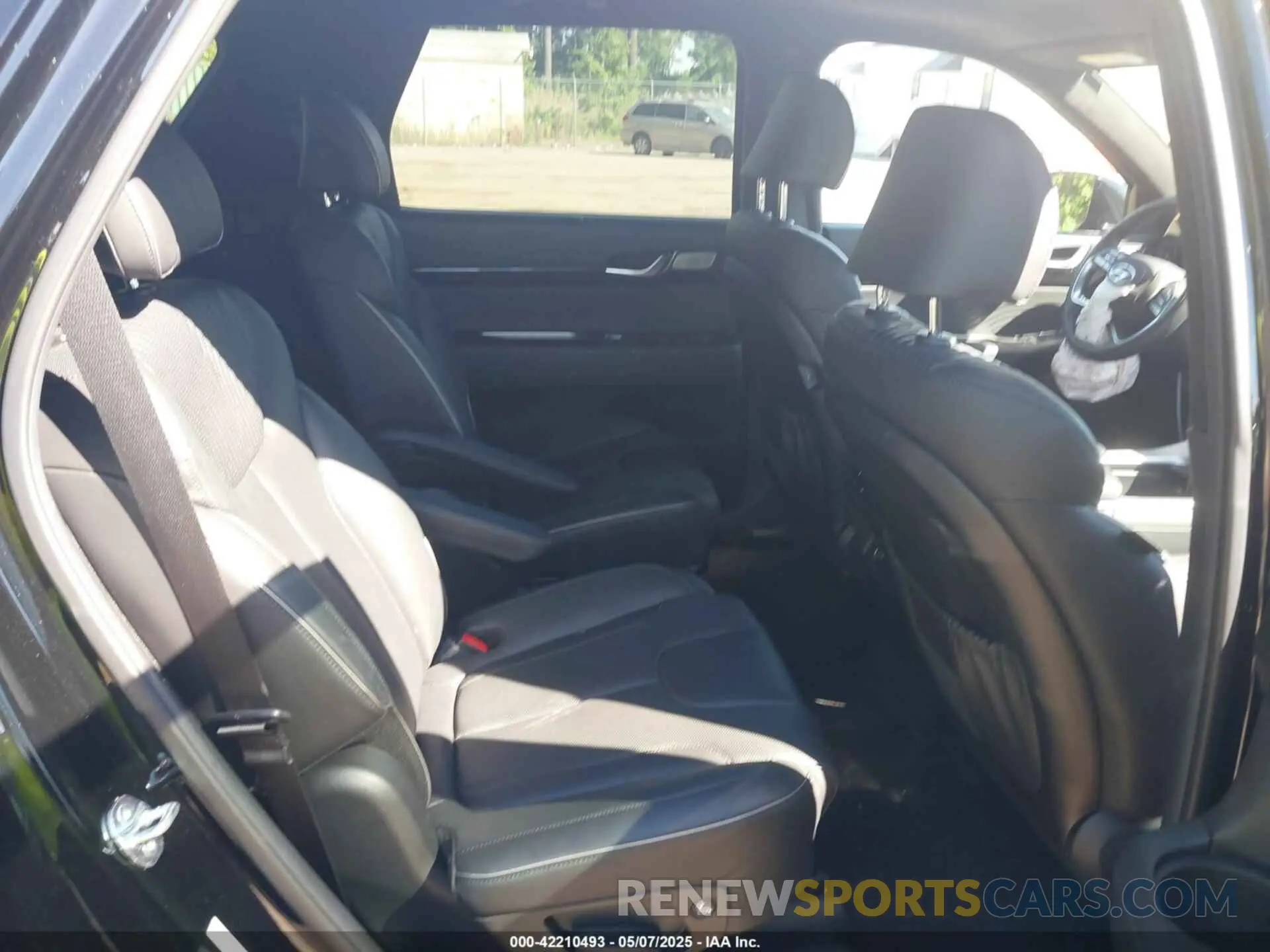 8 Photograph of a damaged car KM8R7DGE7RU795772 HYUNDAI PALISADE 2024