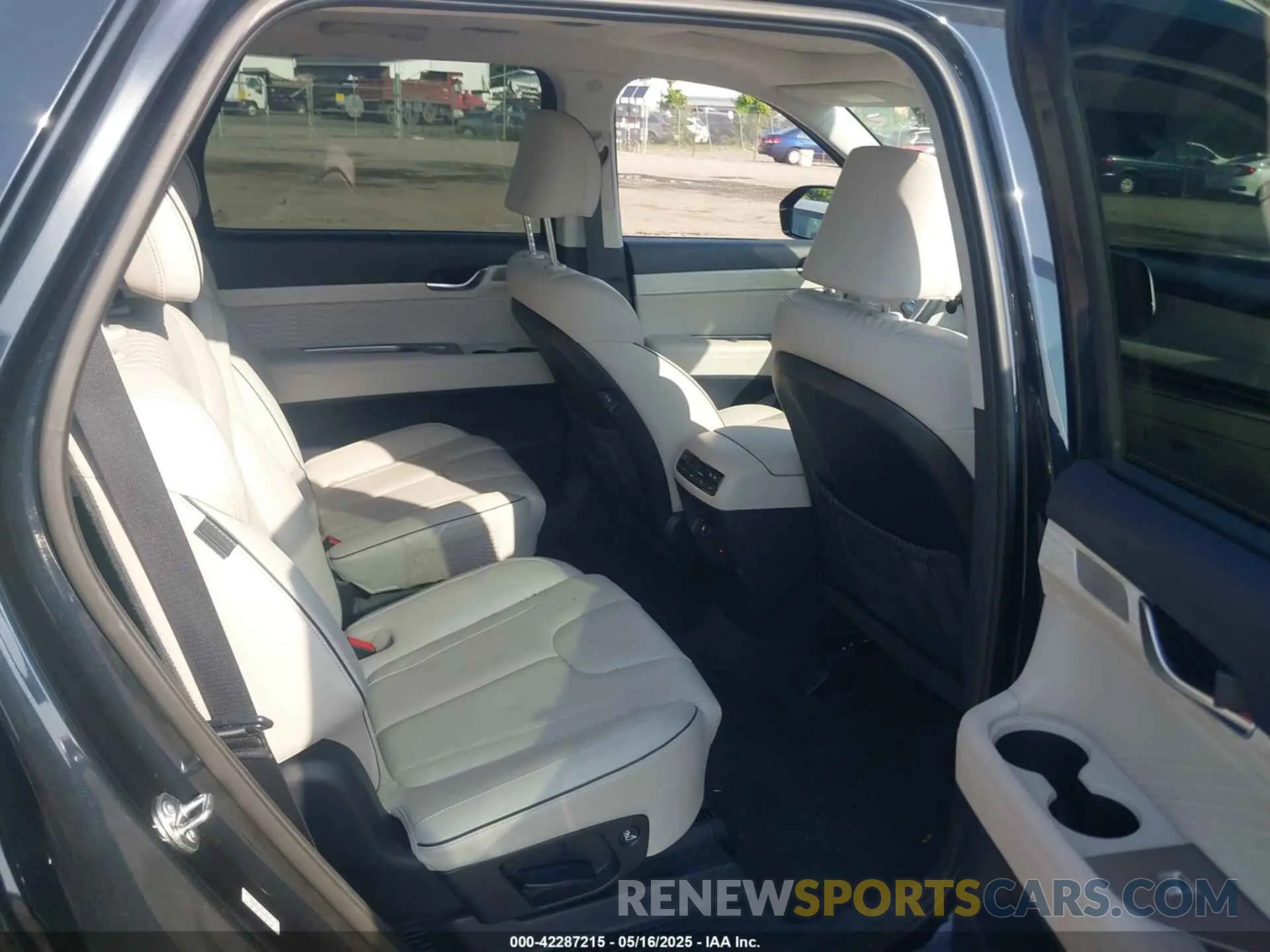 8 Photograph of a damaged car KM8R7DGE8RU690142 HYUNDAI PALISADE 2024