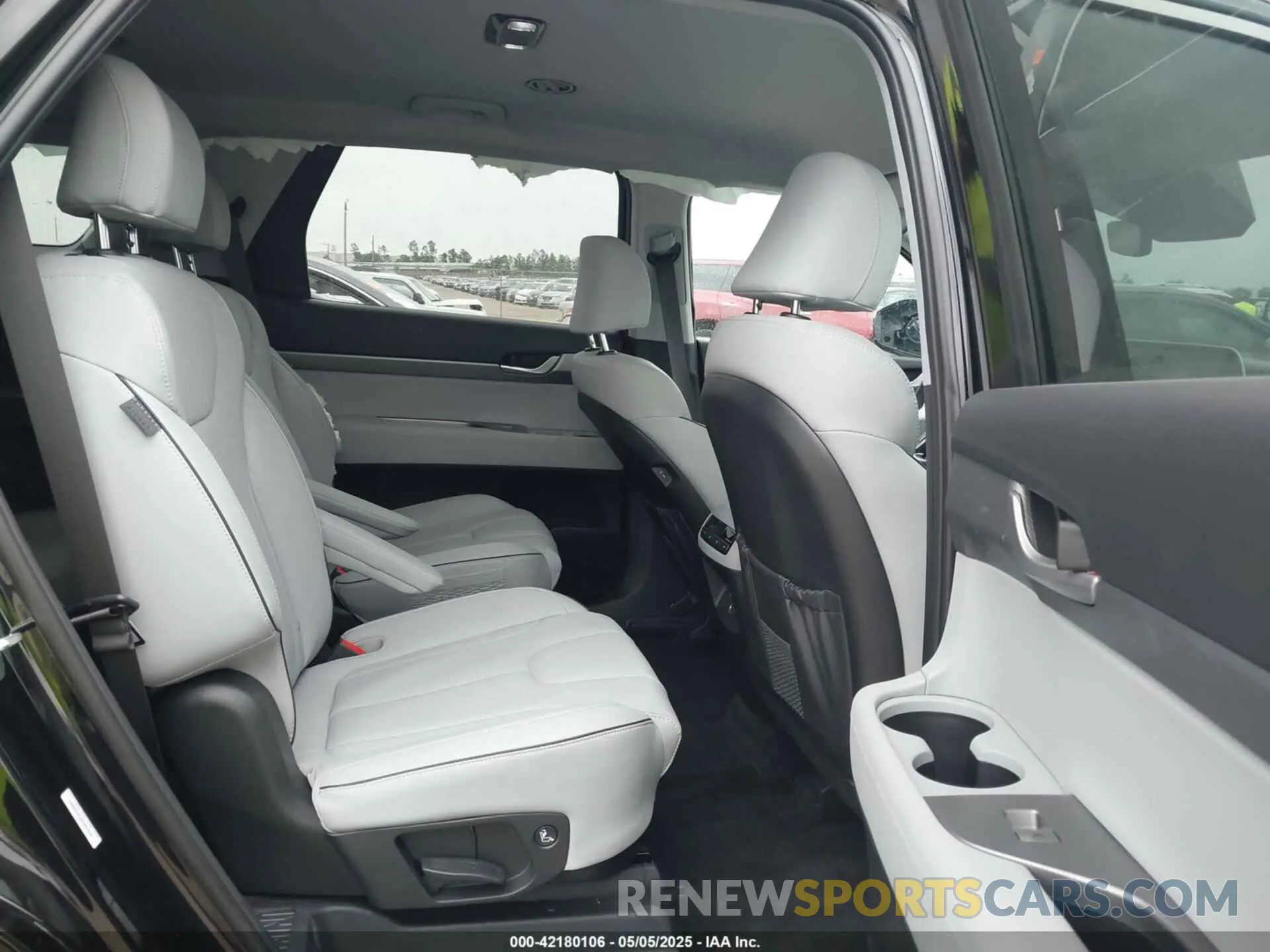 8 Photograph of a damaged car KM8R24GE2SU887926 HYUNDAI PALISADE 2025