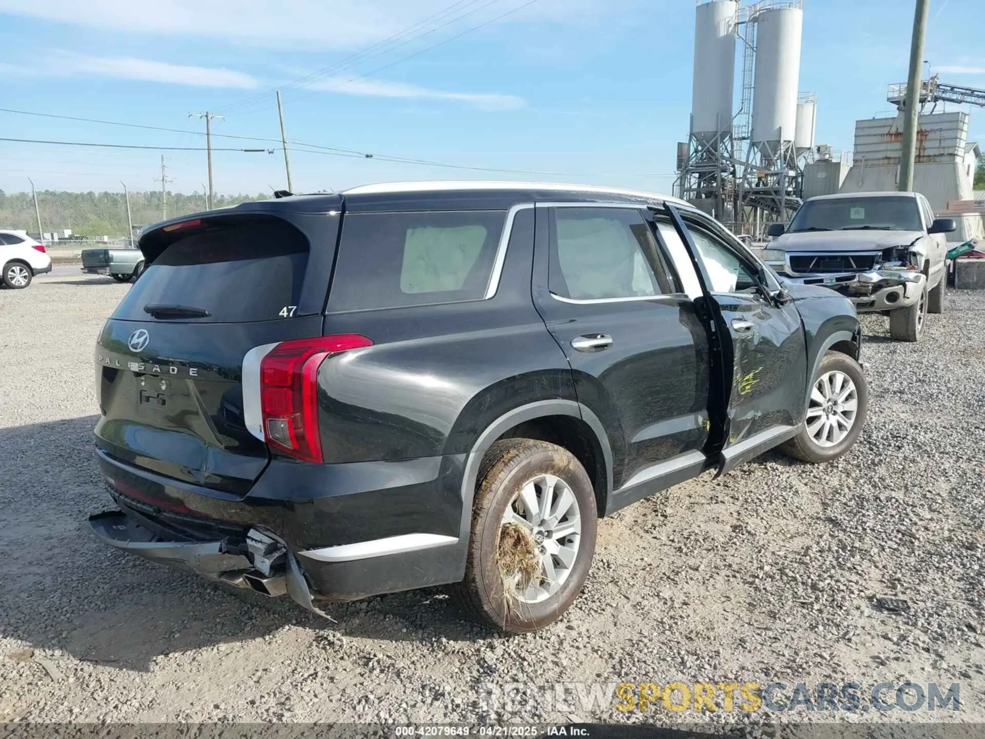 4 Photograph of a damaged car KM8R24GE9SU861372 HYUNDAI PALISADE 2025
