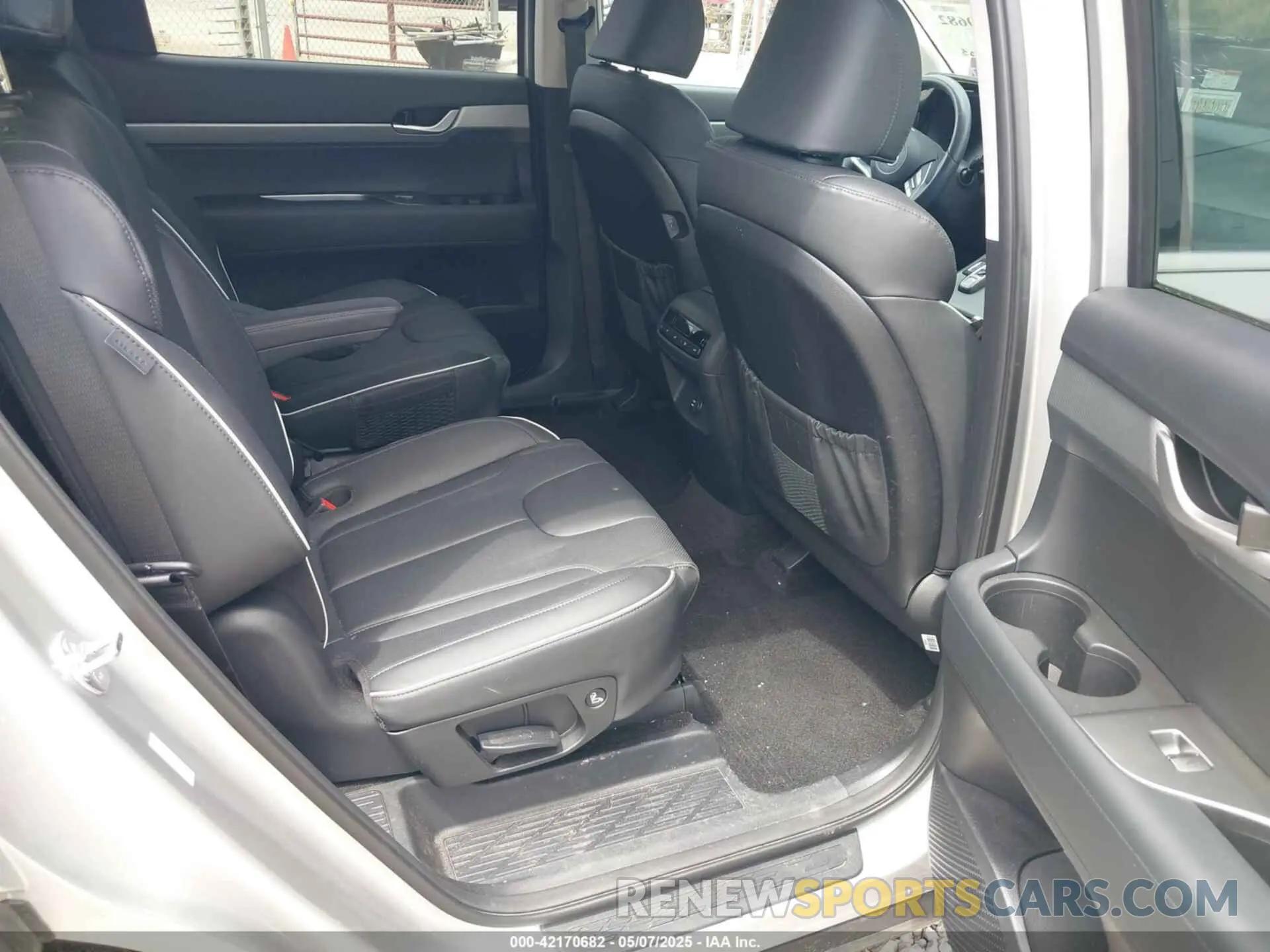 8 Photograph of a damaged car KM8R2DGE0SU829880 HYUNDAI PALISADE 2025