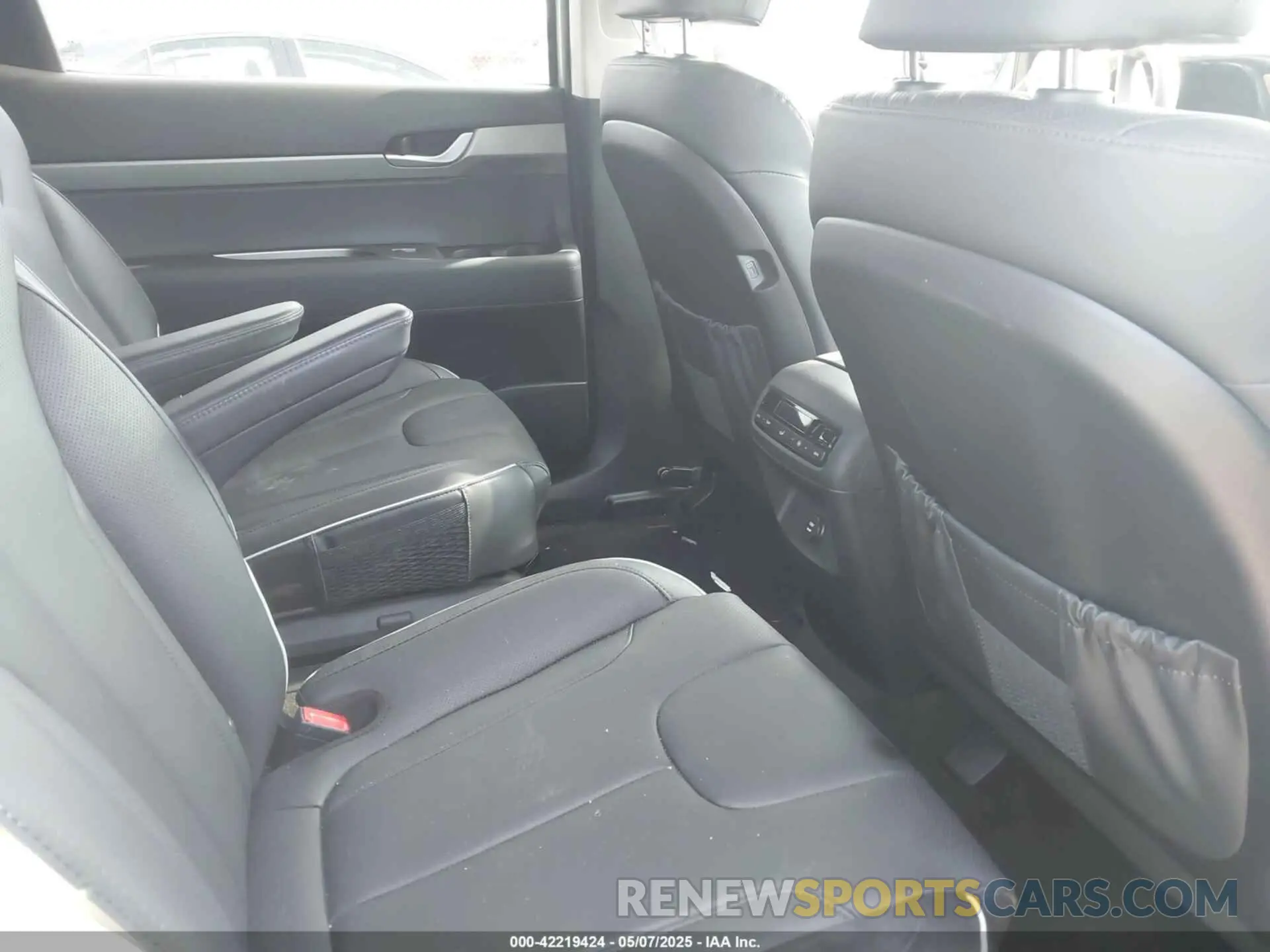 8 Photograph of a damaged car KM8R2DGE2SU842064 HYUNDAI PALISADE 2025