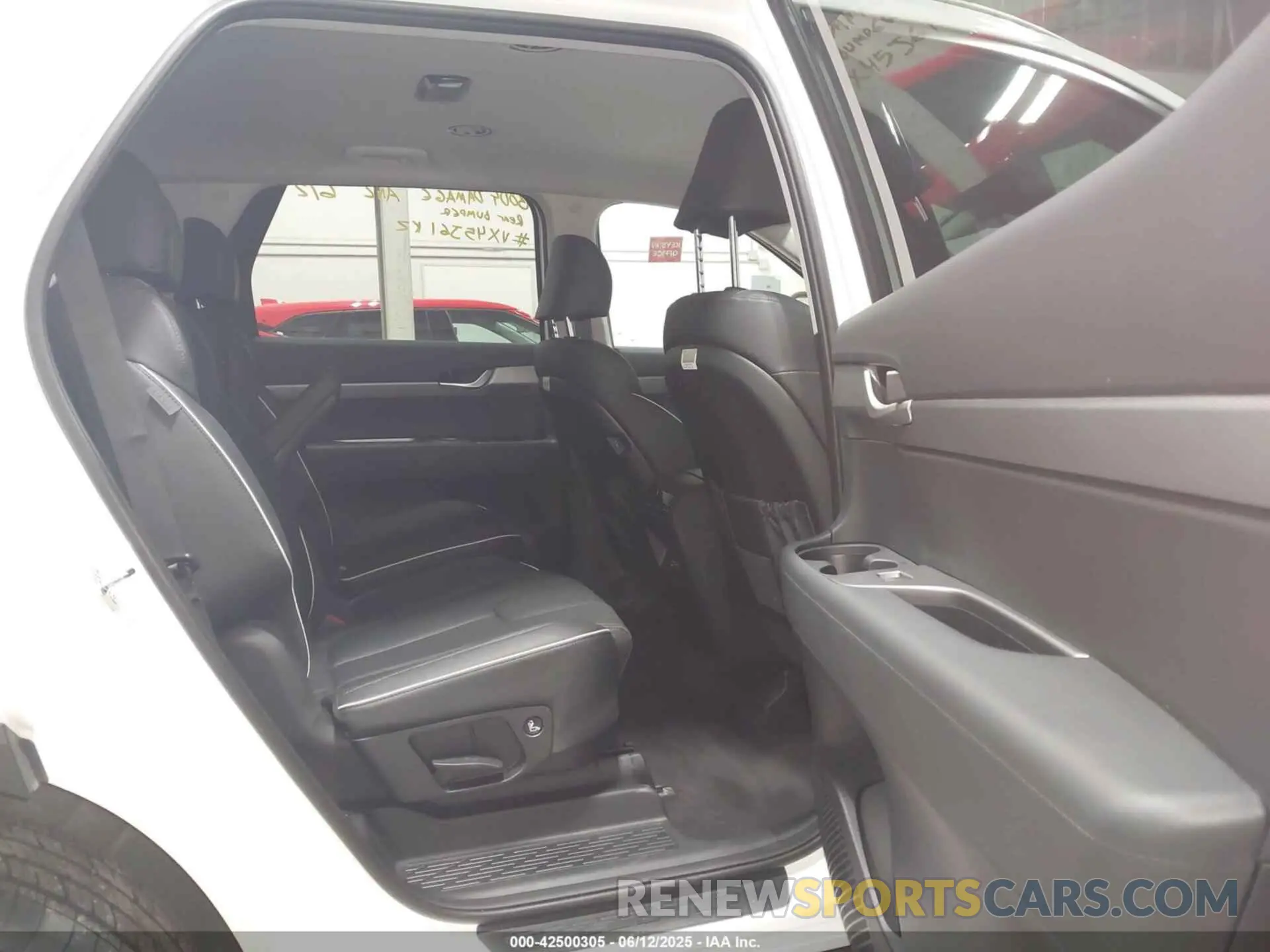 8 Photograph of a damaged car KM8R2DGE7SU929300 HYUNDAI PALISADE 2025