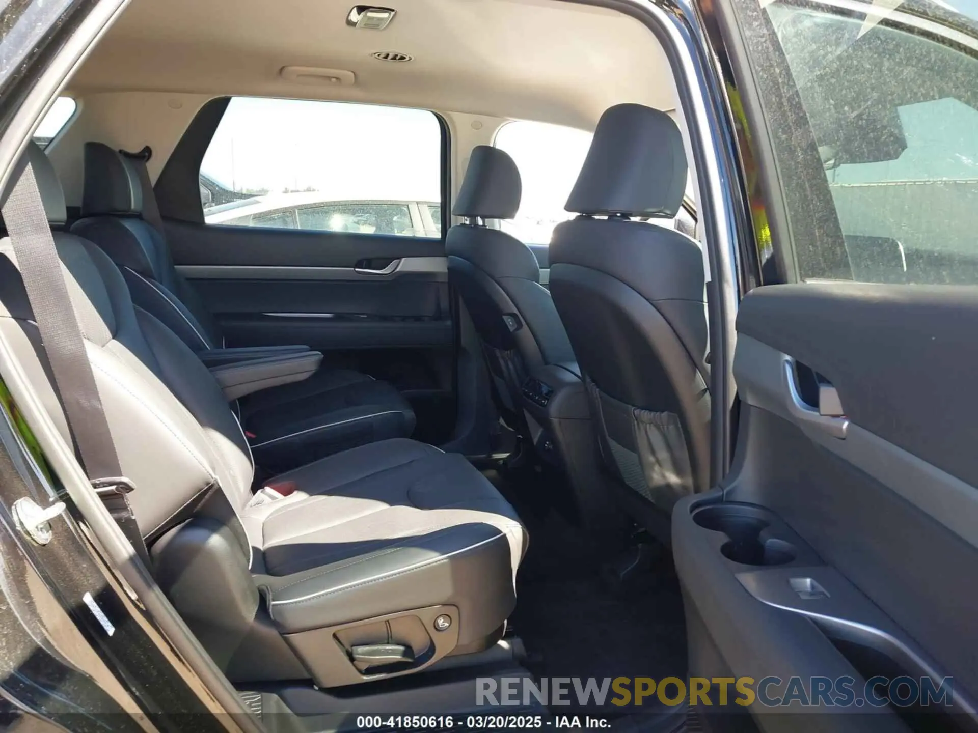 8 Photograph of a damaged car KM8R2DGE8SU833210 HYUNDAI PALISADE 2025