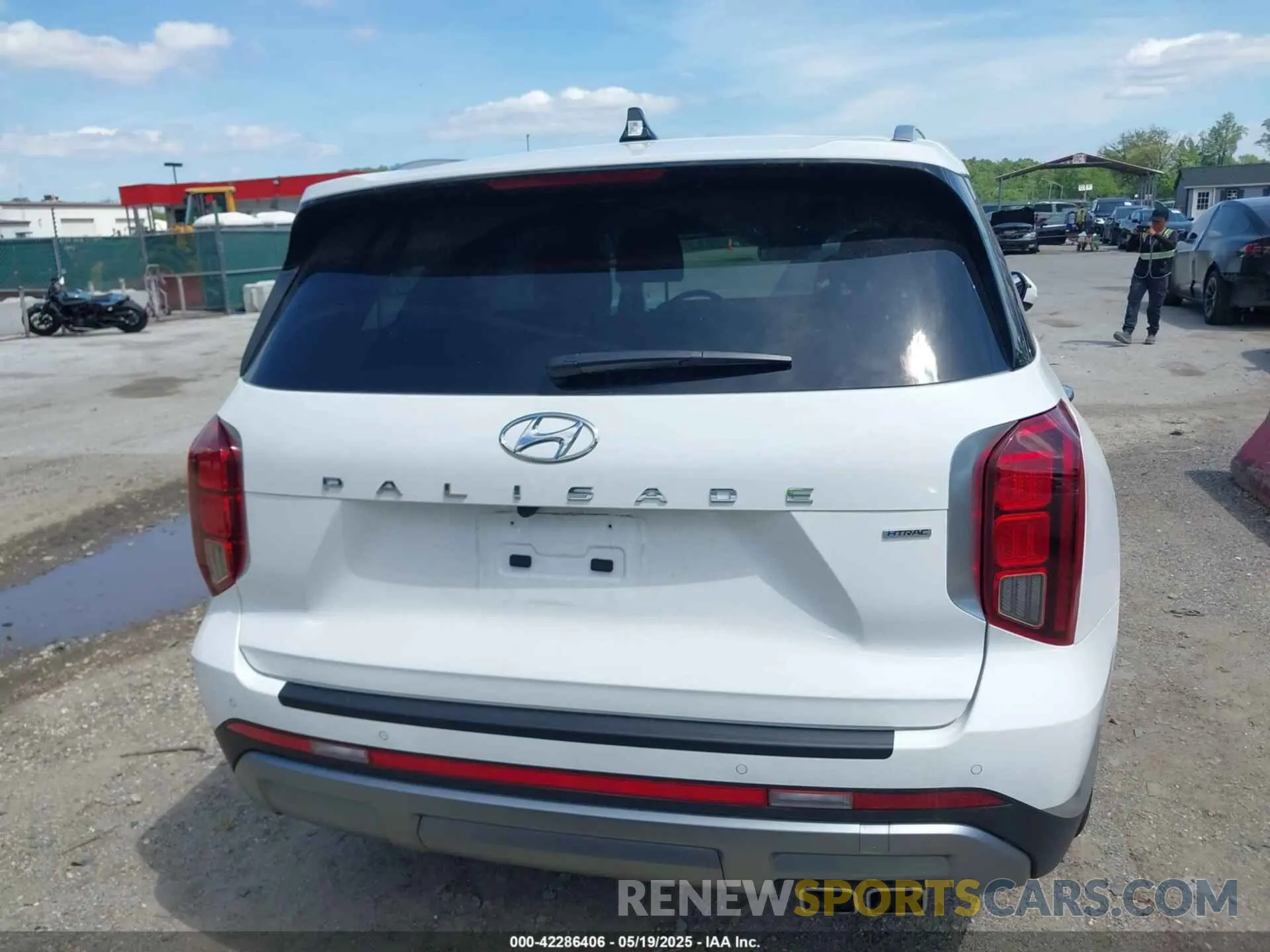 17 Photograph of a damaged car KM8R5DGE4SU811132 HYUNDAI PALISADE 2025