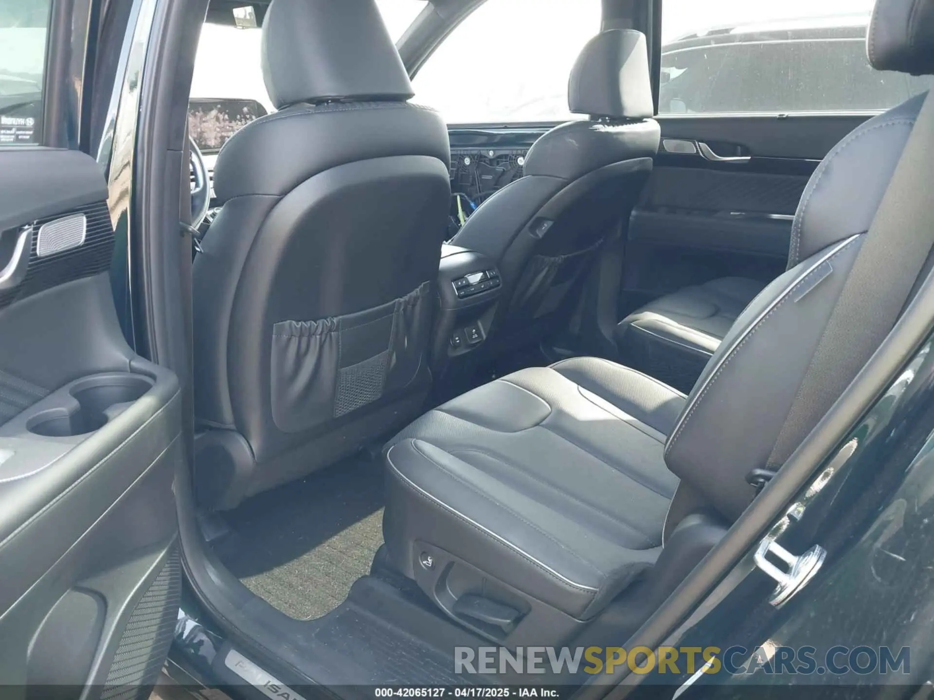8 Photograph of a damaged car KM8R74GE6SU856907 HYUNDAI PALISADE 2025