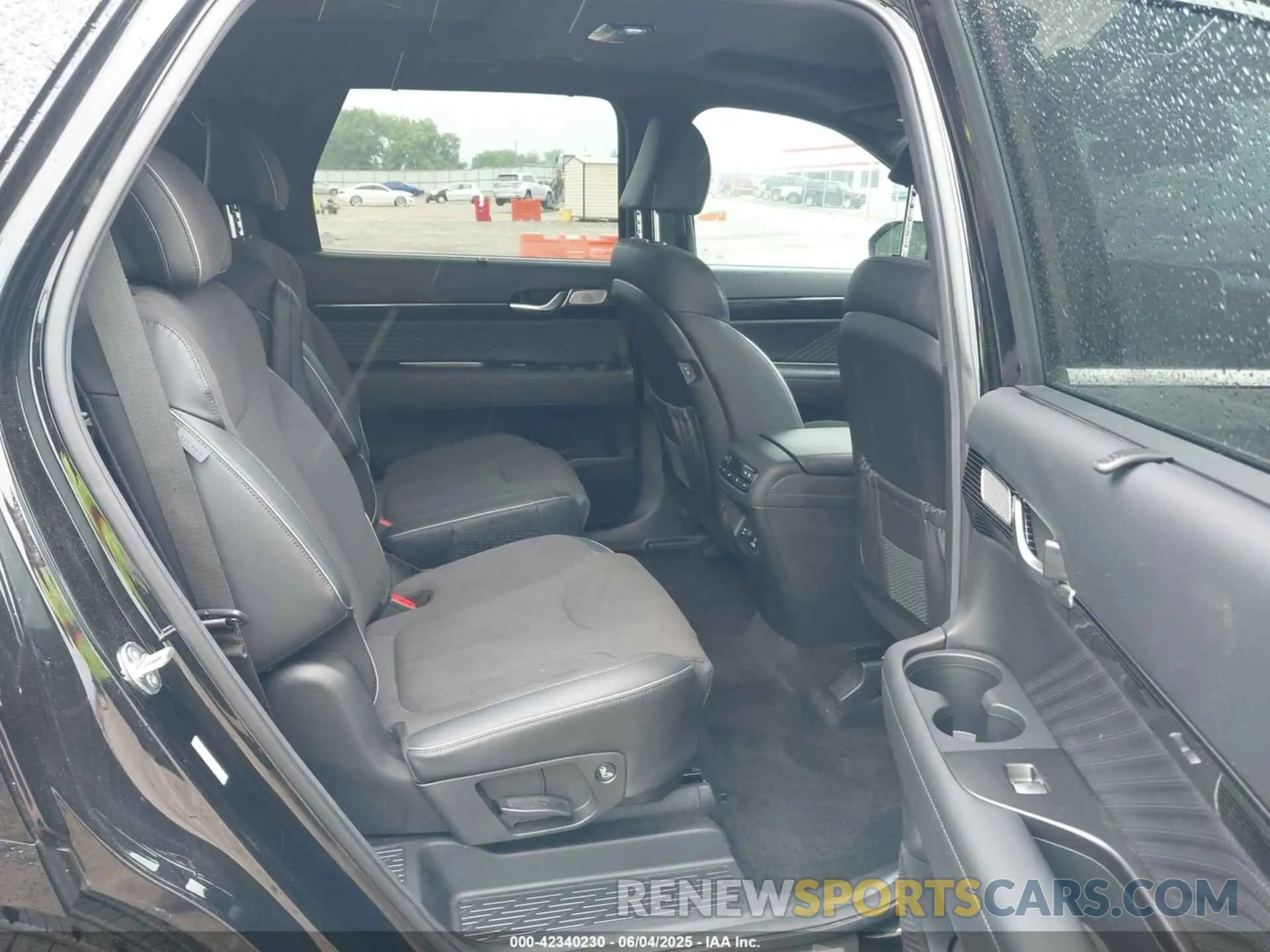 8 Photograph of a damaged car KM8R7DGE2SU808630 HYUNDAI PALISADE 2025