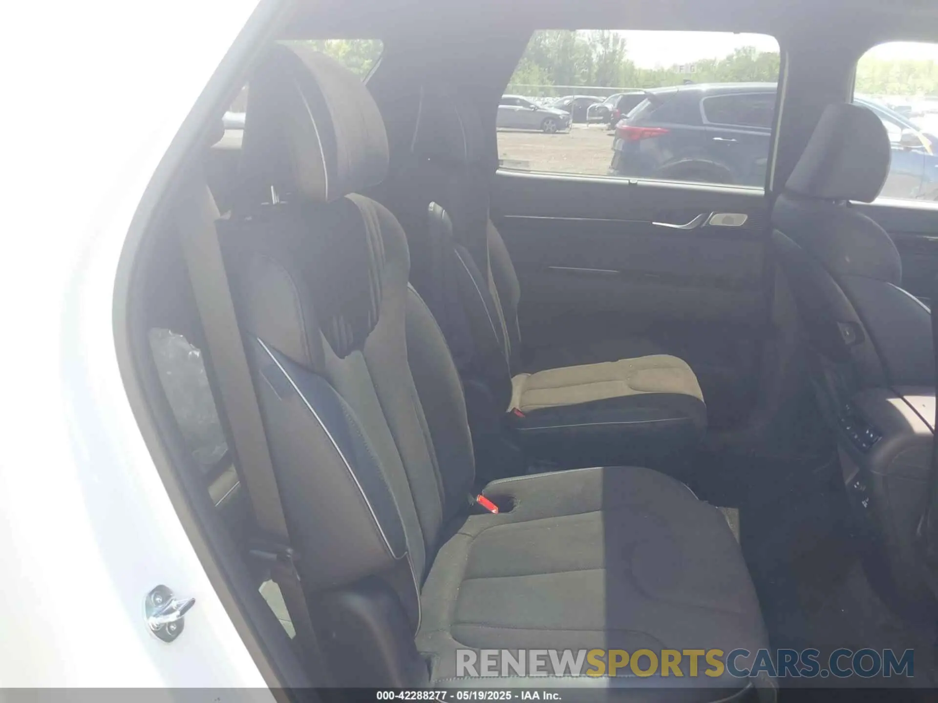 8 Photograph of a damaged car KM8R7DGE9SU813405 HYUNDAI PALISADE 2025