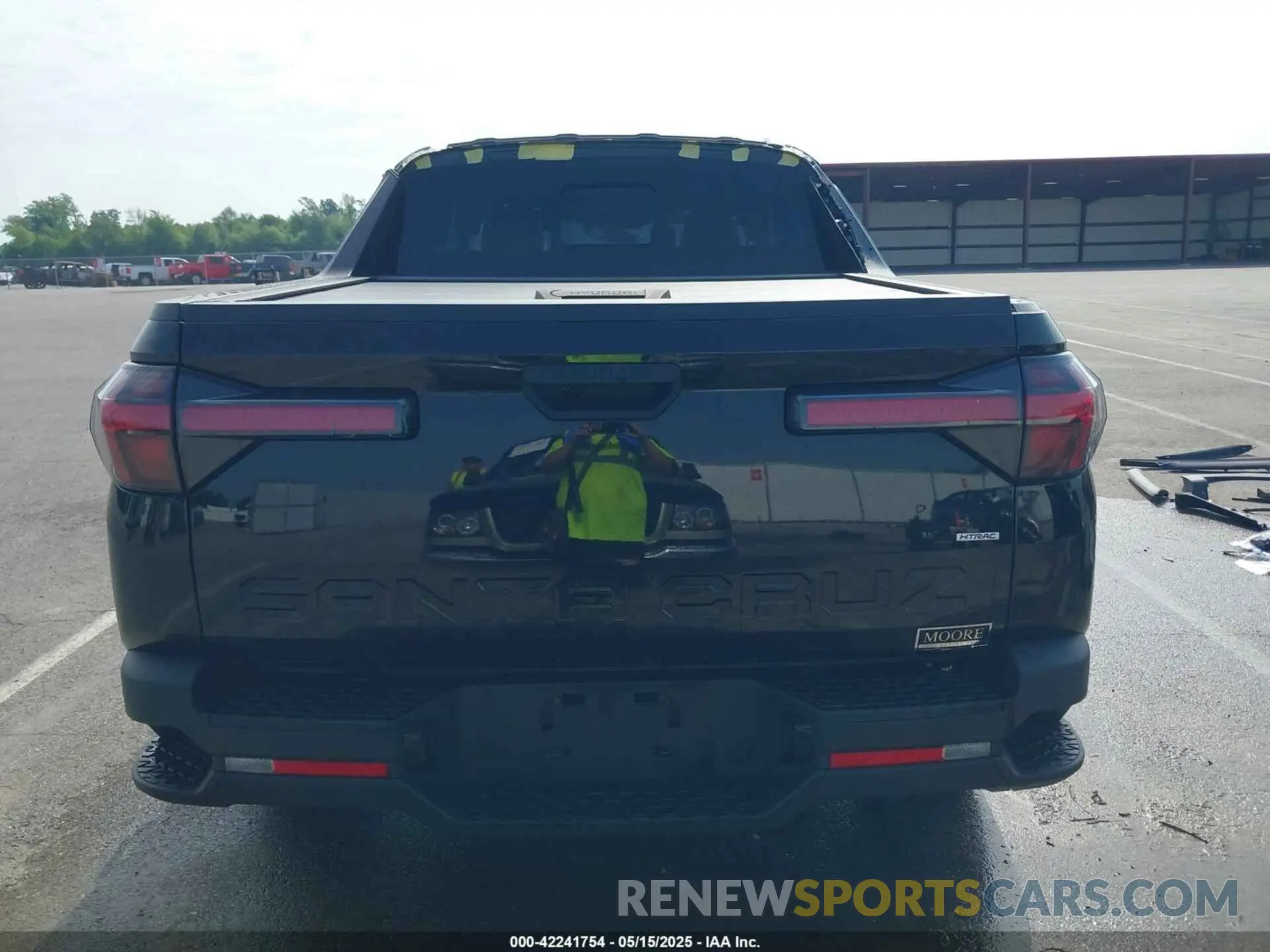 17 Photograph of a damaged car 5NTJCDAE7NH009822 HYUNDAI SANTA CRUZ 2022