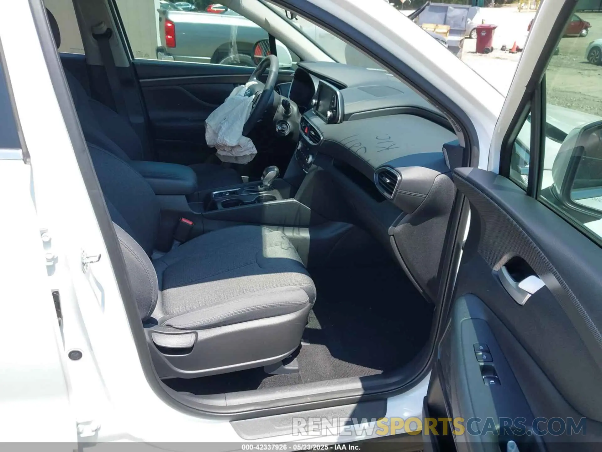 5 Photograph of a damaged car 5NMS23AD0KH013811 HYUNDAI SANTA FE 2019