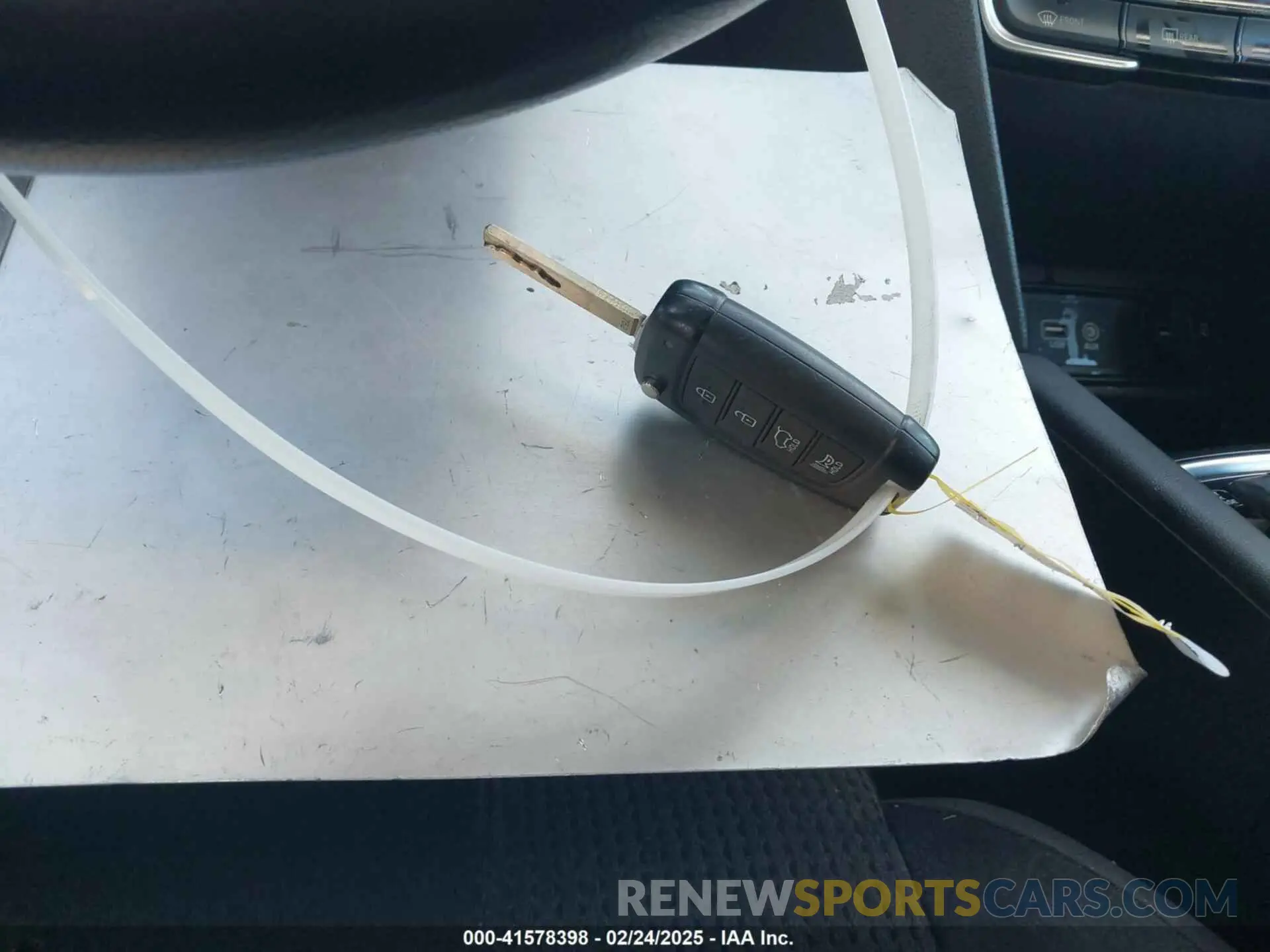 11 Photograph of a damaged car 5NMS23AD0KH073670 HYUNDAI SANTA FE 2019