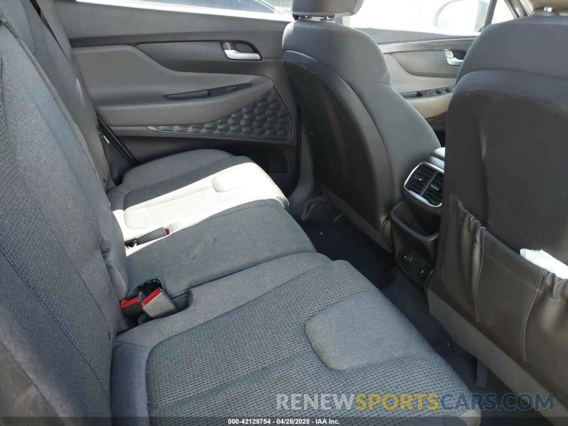 8 Photograph of a damaged car 5NMS23AD4KH099463 HYUNDAI SANTA FE 2019