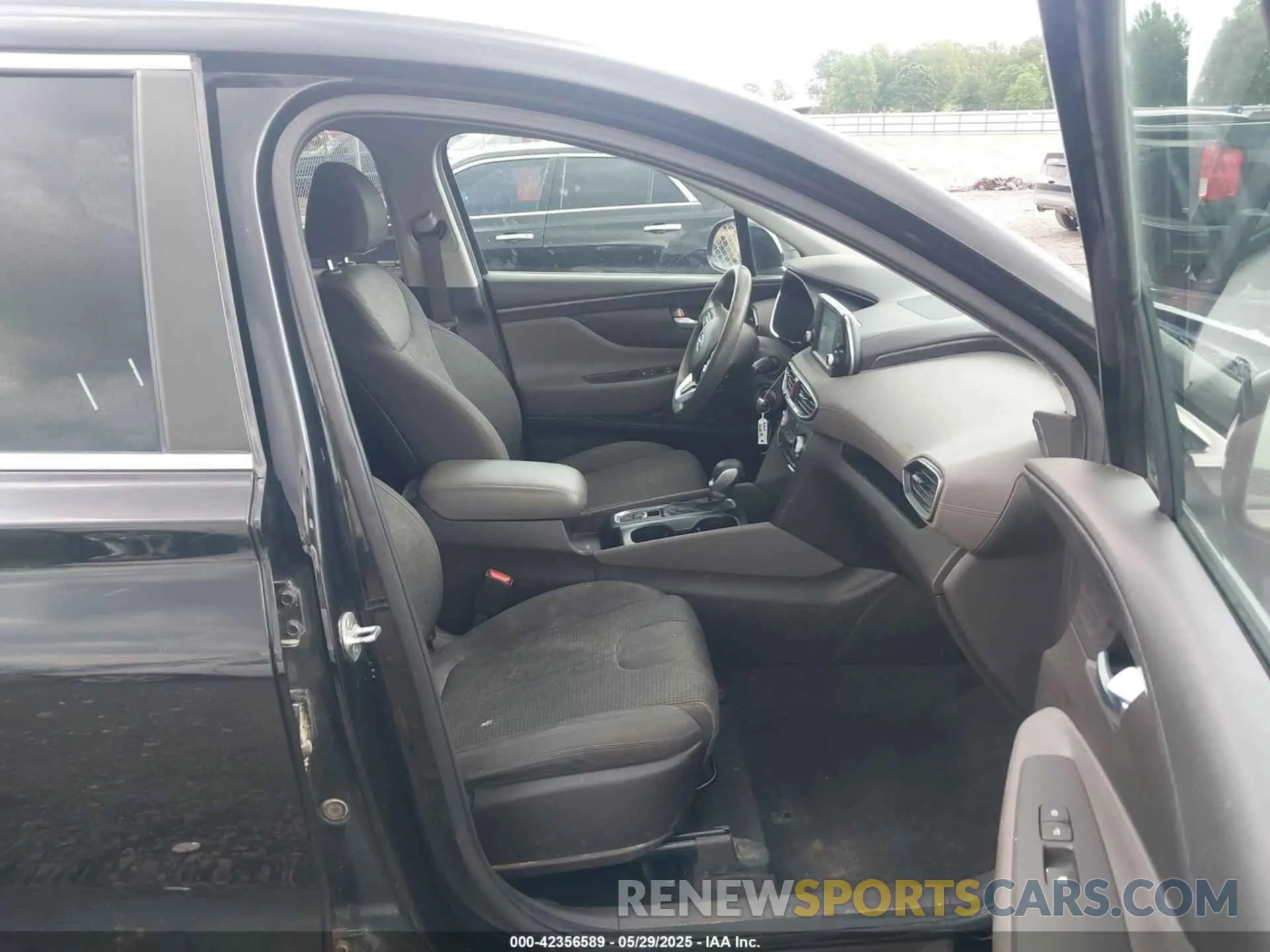 5 Photograph of a damaged car 5NMS23AD5KH011617 HYUNDAI SANTA FE 2019