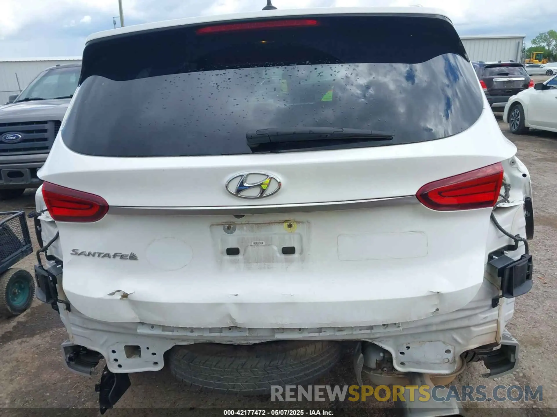 17 Photograph of a damaged car 5NMS23AD7KH110388 HYUNDAI SANTA FE 2019