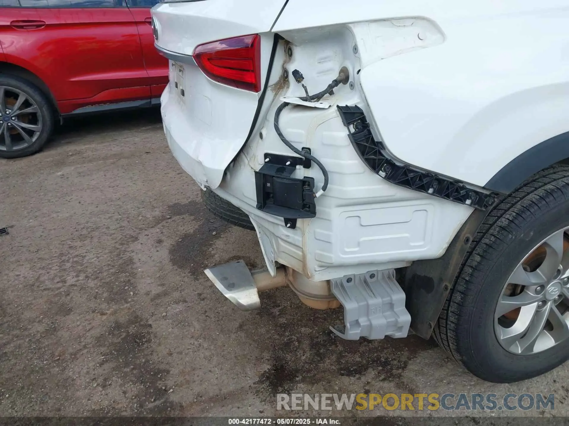 19 Photograph of a damaged car 5NMS23AD7KH110388 HYUNDAI SANTA FE 2019