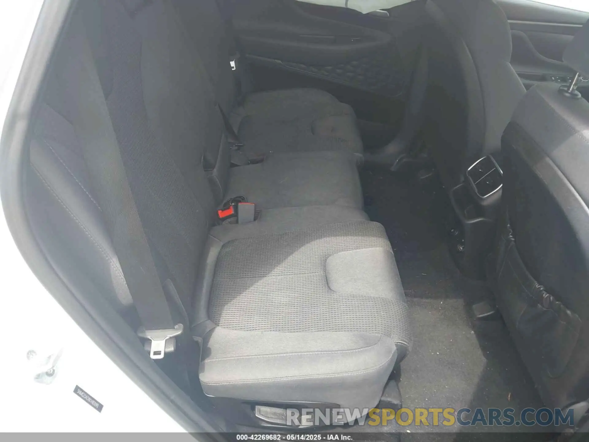 8 Photograph of a damaged car 5NMS23AD8KH102090 HYUNDAI SANTA FE 2019