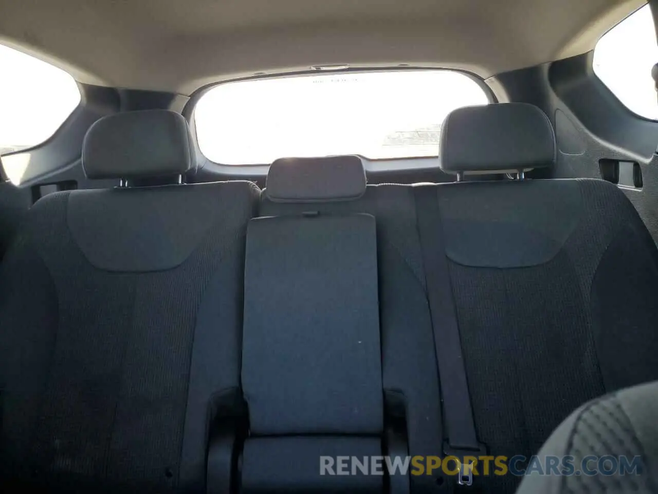 10 Photograph of a damaged car 5NMS23AD9KH023222 HYUNDAI SANTA FE 2019