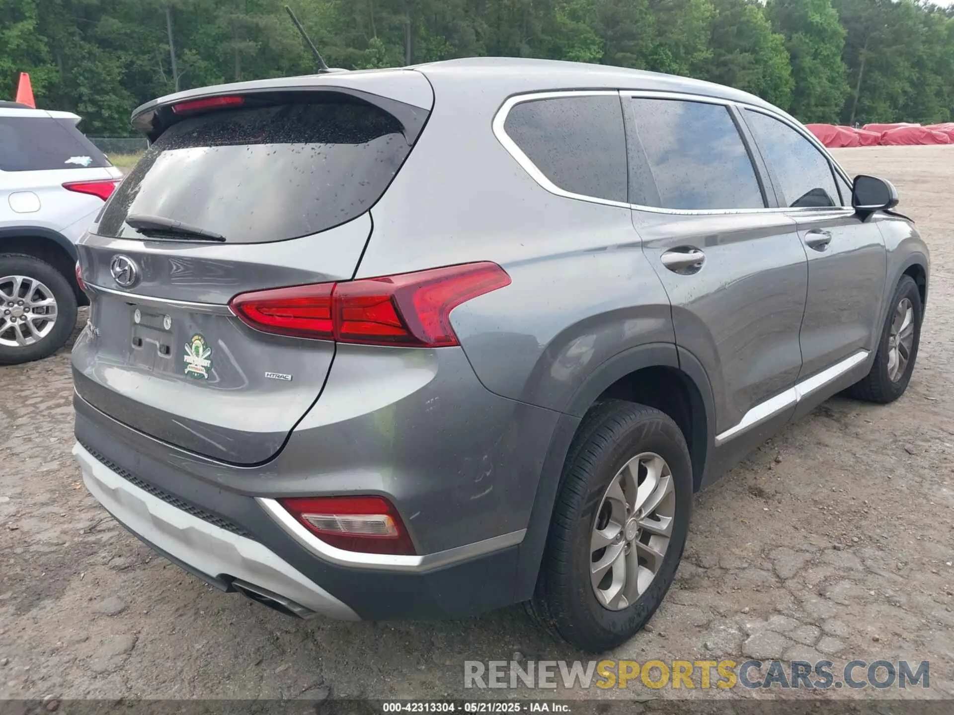 4 Photograph of a damaged car 5NMS2CAD0KH118011 HYUNDAI SANTA FE 2019