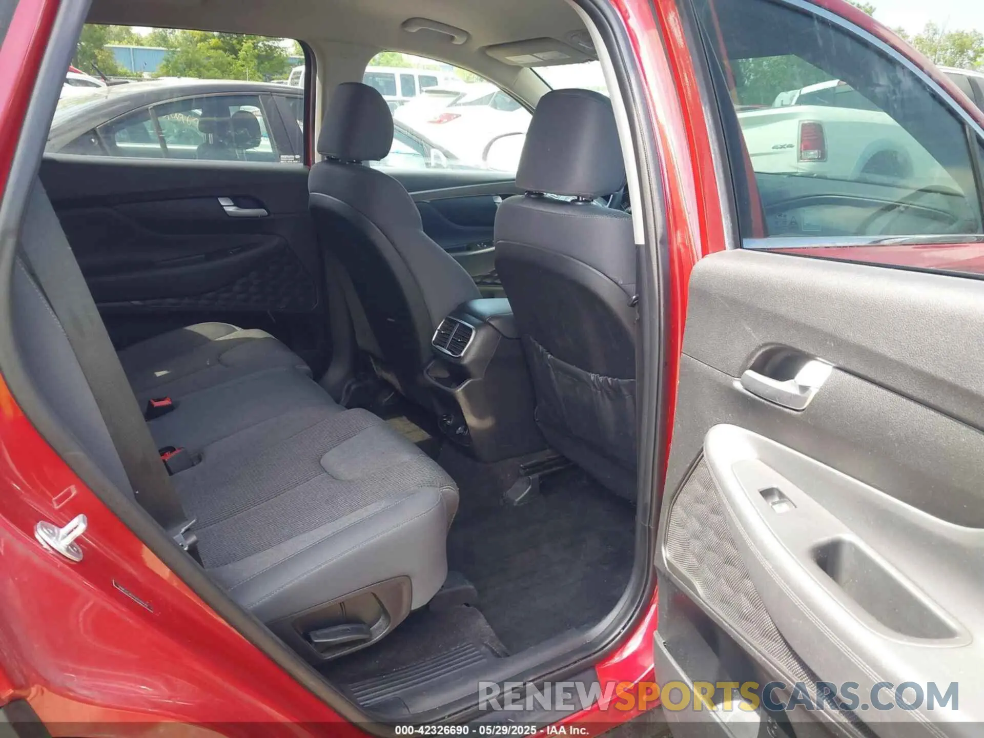 8 Photograph of a damaged car 5NMS2CAD1KH028429 HYUNDAI SANTA FE 2019