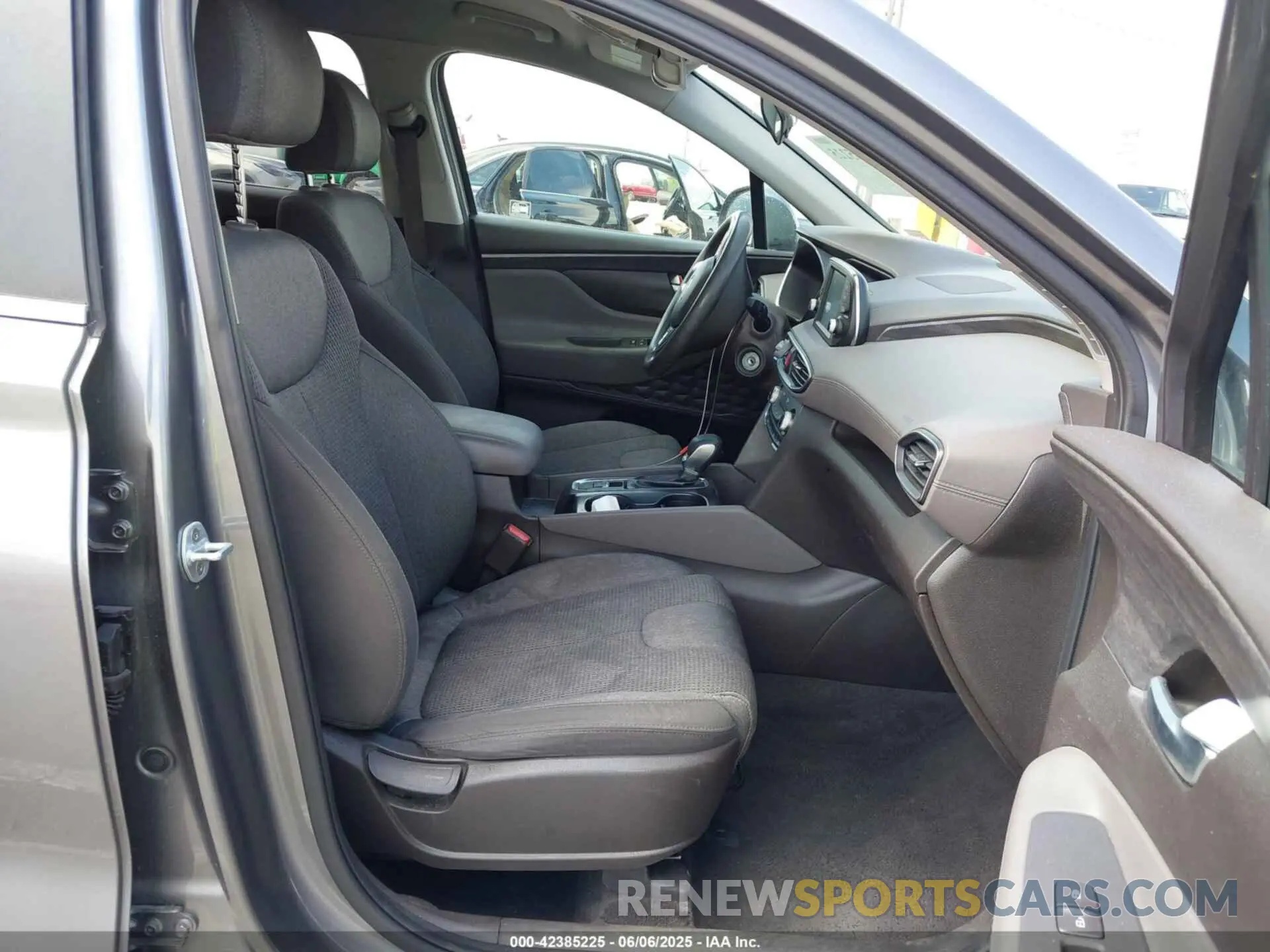 5 Photograph of a damaged car 5NMS2CAD1KH097198 HYUNDAI SANTA FE 2019