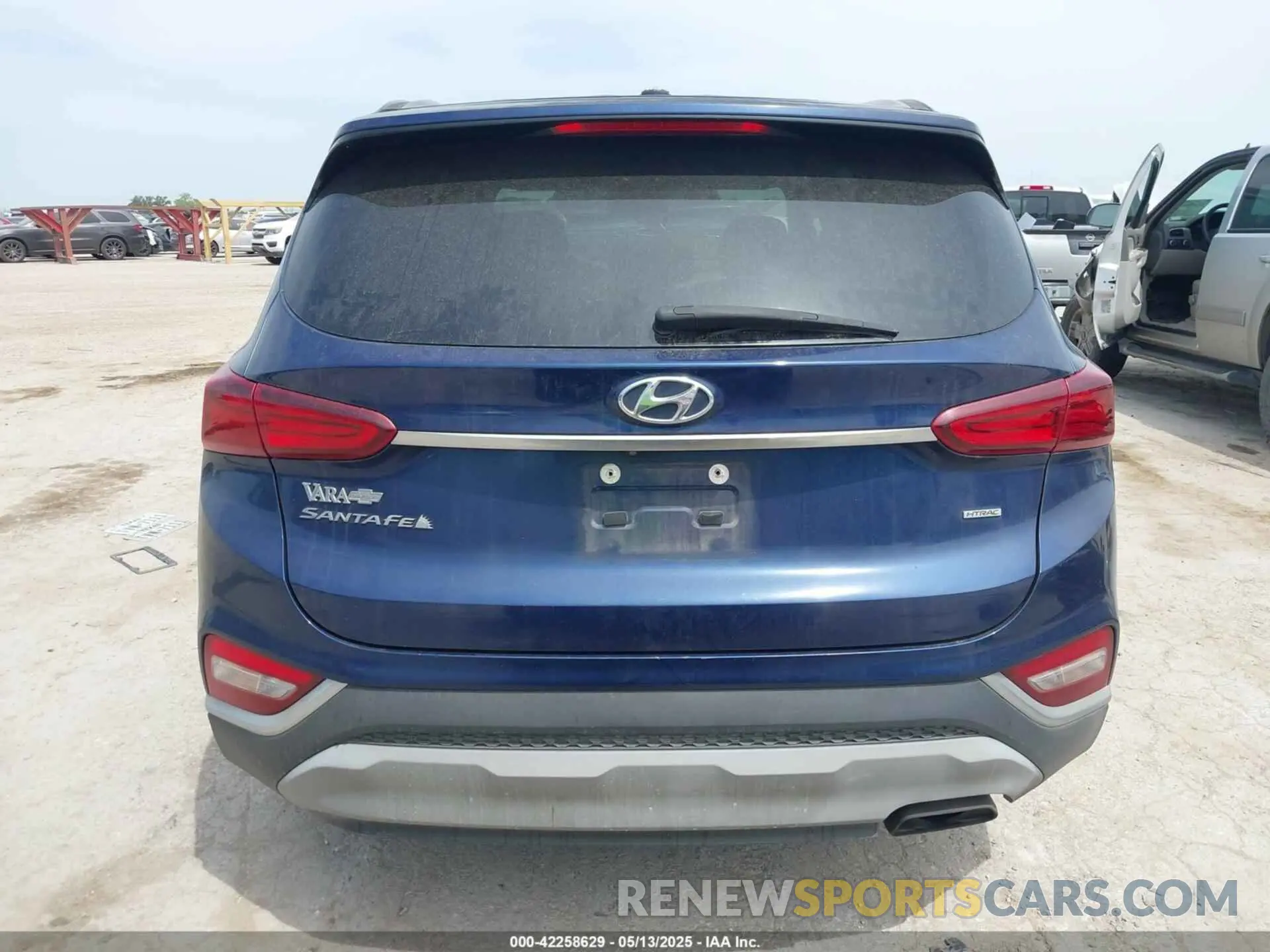 17 Photograph of a damaged car 5NMS2CAD3KH029811 HYUNDAI SANTA FE 2019