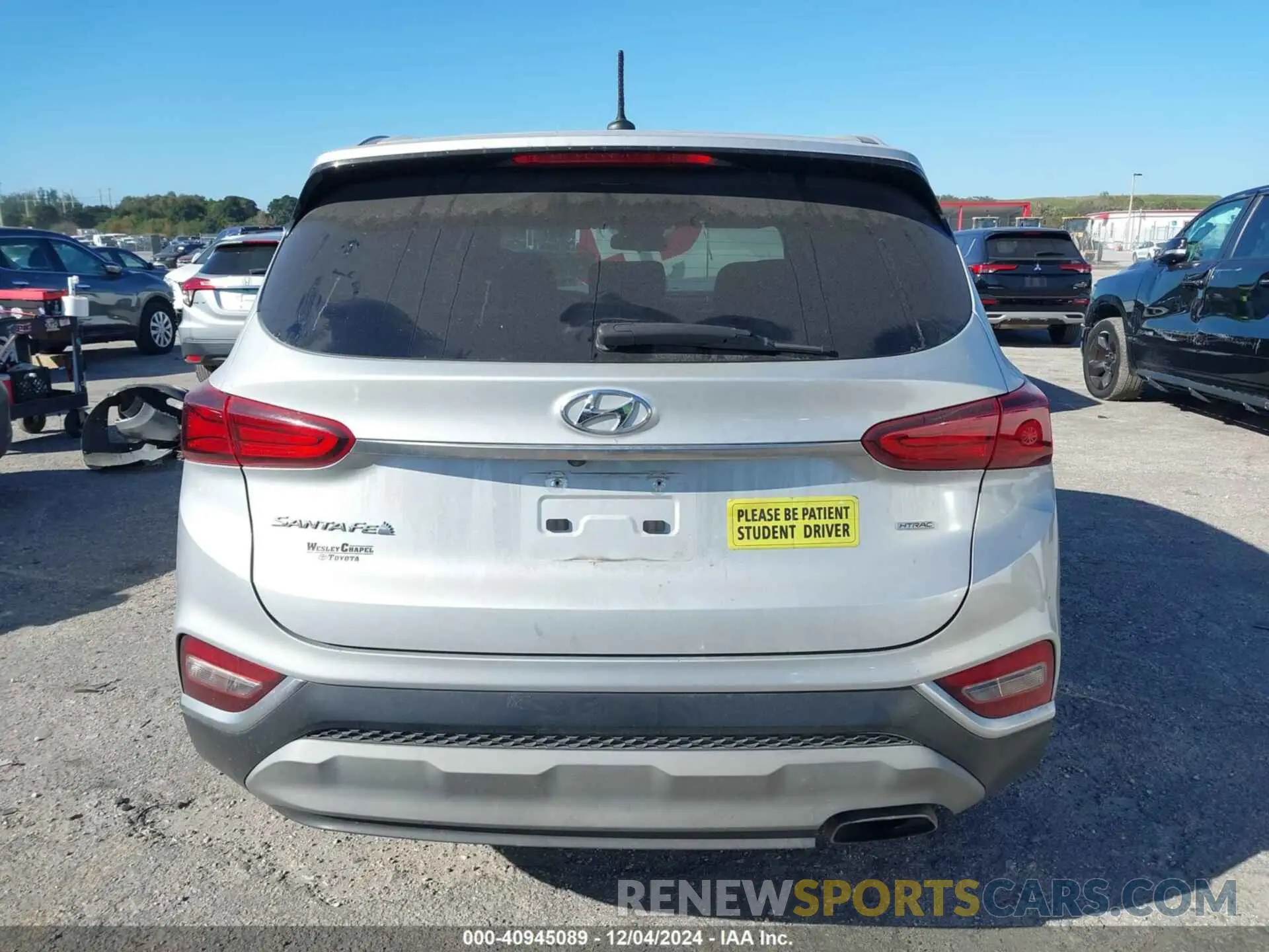 17 Photograph of a damaged car 5NMS2CAD8KH109122 HYUNDAI SANTA FE 2019