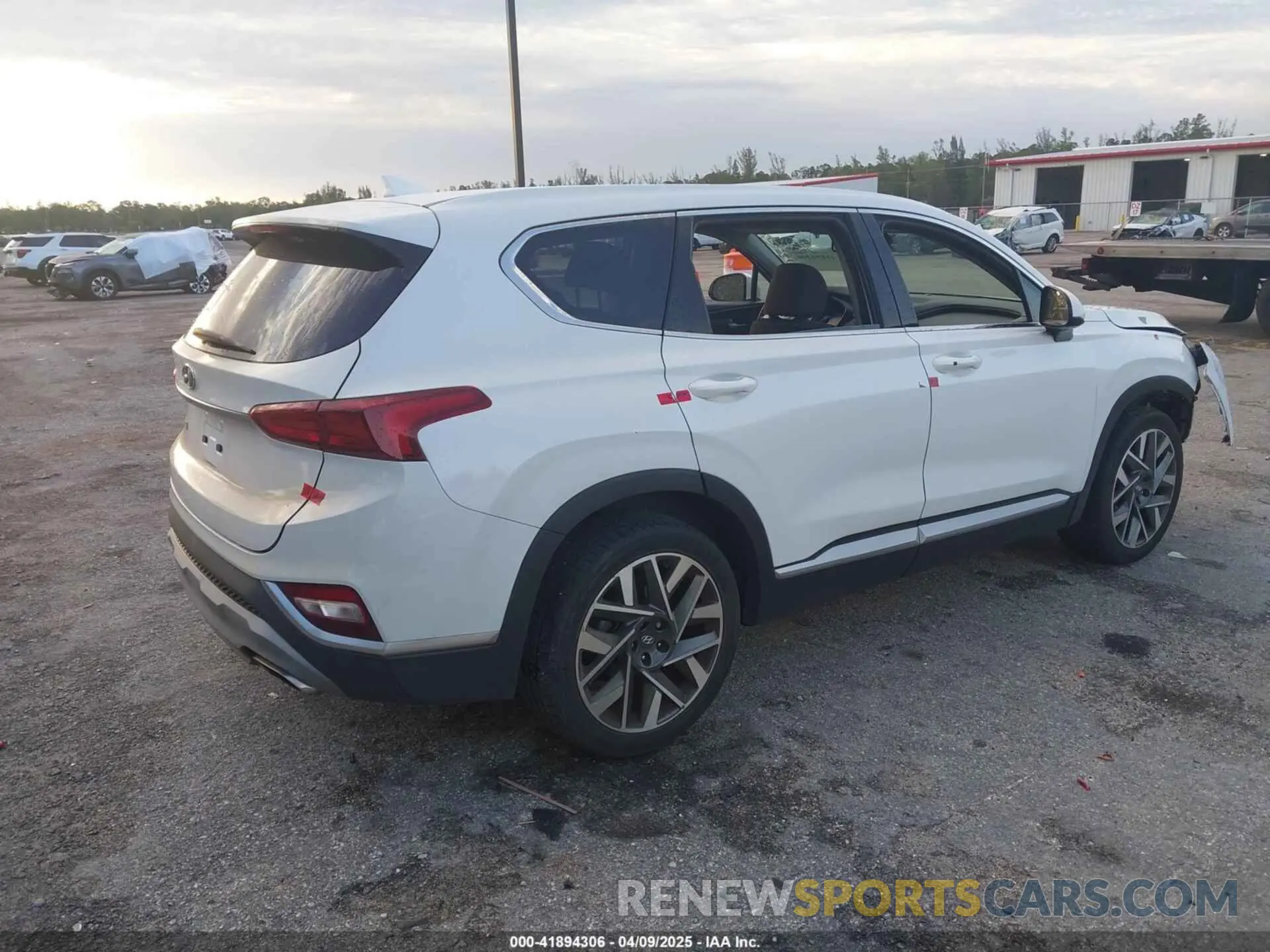 4 Photograph of a damaged car 5NMS33AD0KH006550 HYUNDAI SANTA FE 2019