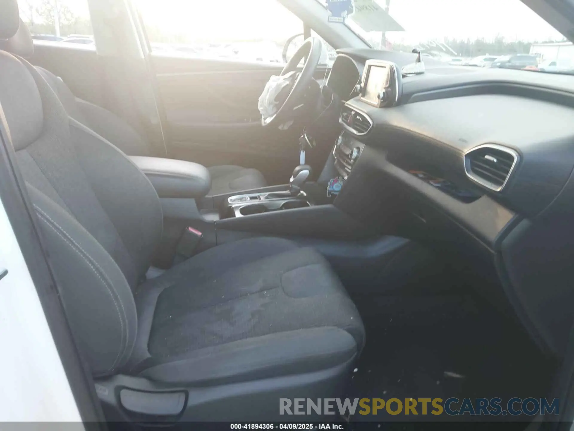 5 Photograph of a damaged car 5NMS33AD0KH006550 HYUNDAI SANTA FE 2019