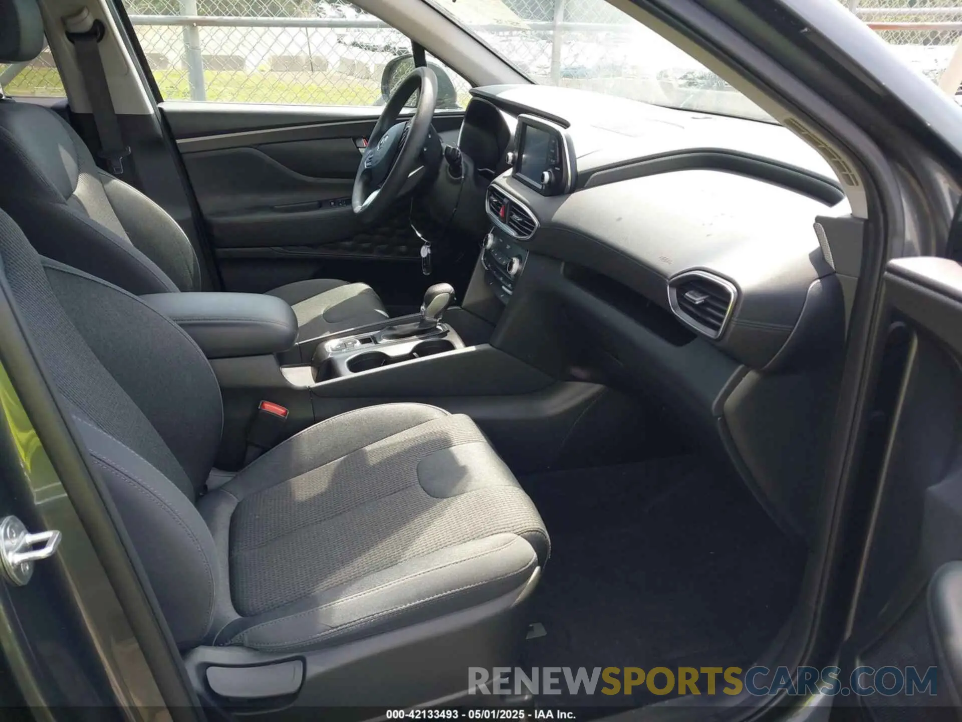 5 Photograph of a damaged car 5NMS33AD0KH134674 HYUNDAI SANTA FE 2019